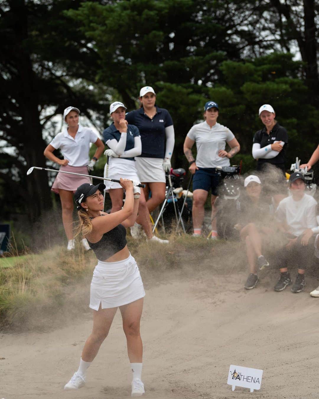 八巻セイラのインスタグラム：「Take a bow 😉  Day one of #theathena was a 9 hole skills challenge which consisted of   - longest drive  - accuracy shot  - 2nd shot nearest to the pin  - bunker shot  - flop shot - mystery card shot  - long putt  - par 3 nearest to the pin   Everyone was given 1-12 points depending on how they placed and the top 8 people who scored the most points made it to the match play on day two!   This was the bunker shot that got me a win for one of the challenges.  yes it was a mulligan 😌  Cannot thank enough the amazing people behind this incredible event!  Special thanks to ⬇️  @wpgatour  @athena_golf  @mattysellars  @kazlunn  @pgatouraus  @adidasau for providing us with the cutest fits! 👚 @heykarenwoo for taking the coolest pics of us girls 📸 @foxsportsaus @kayosports @breelaughlin @ewanports @samsquiers for the coverages on LIVE TV!!   Also to all the amazing girls that make this event possible! Love you all 😘  先週末にメルボルンで開催された「The Athena」(ギリシャ神話の知恵と戦略の女神アテナ)というトーナメントに招待して頂きました! 既存の堅苦しいゴルフの常識を変えようというコンセプトで、大会自体がフェスになっていたり、普段着でゴルフしたり音楽をガンガンかけながらみんなで楽しむ形式のトーナメントです💃💜 初日は9ホールのスキルズチャレンジで点数を1番稼いだトップ8人が決勝出場です！ このバンカーショットで一位を取ったおかげで6位で通過しました！2日目はマッチプレー対決🤭」