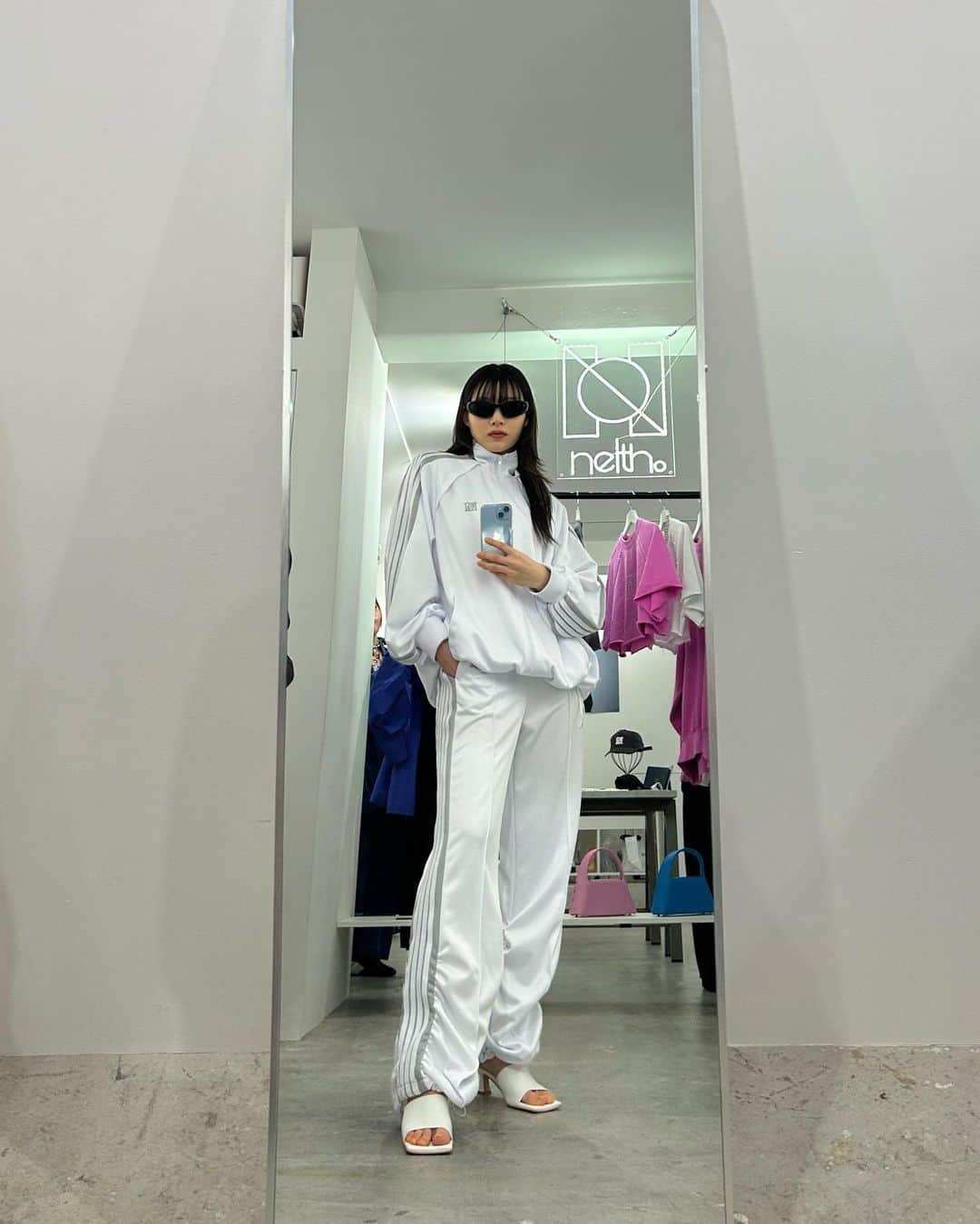 江崎ななほのインスタグラム：「@neith.tokyo  毎回可愛いが更新されてる、、 今日の21時からオンラインストアからでも今回のコレクションが購入できるみたいですよ🫶🏻🫶🏻 可愛さ満点なのでチェックしてみてね」