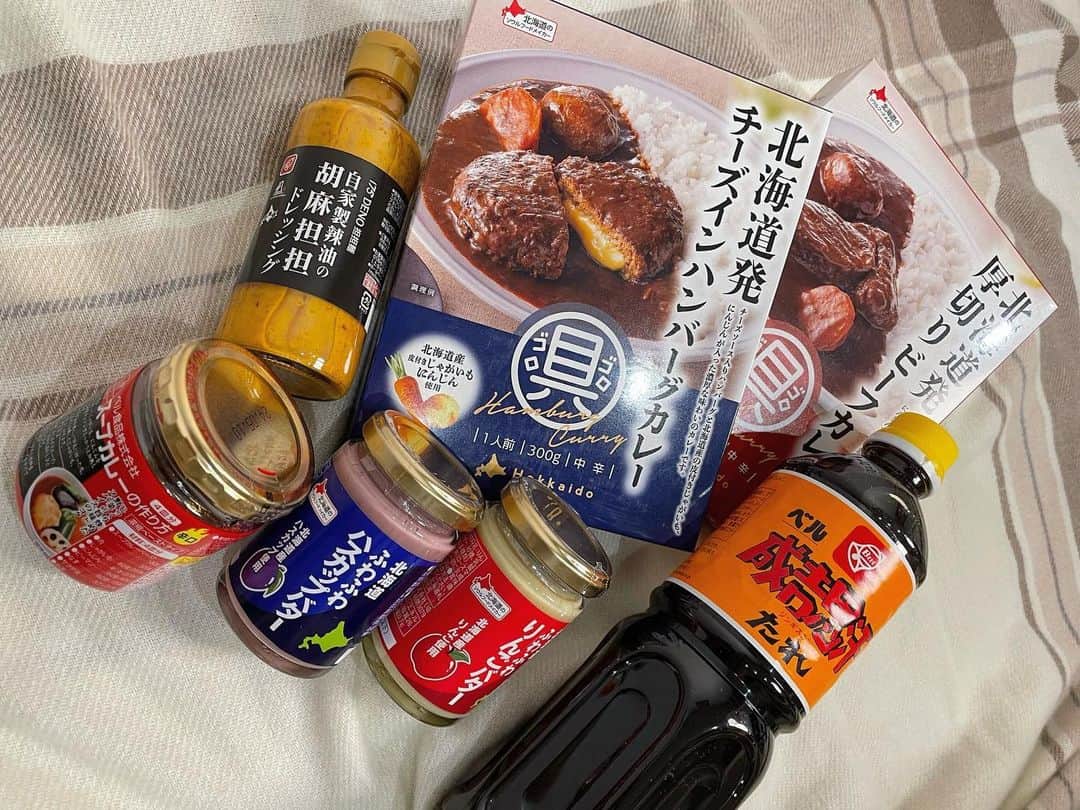 坂口渚沙のインスタグラム：「ベル食品さんから たくさんいただきました🔔  全部美味しそう〜😋 特にスープカレーの作り方の辛口味、 早く食べたい✨  ありがとうございます！  #ベル食品  #北海道」