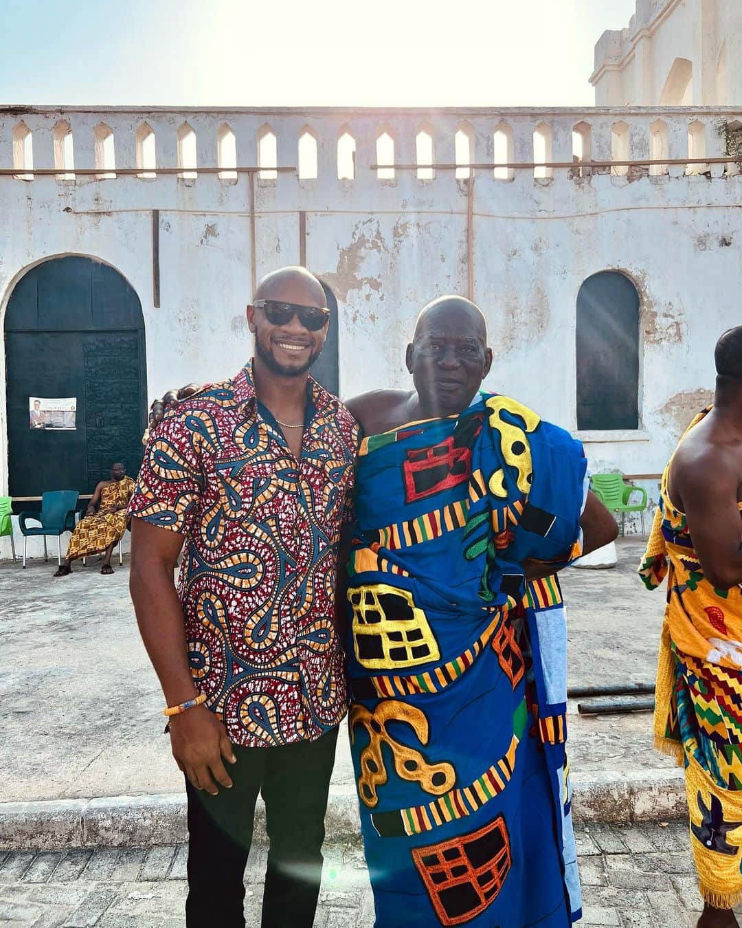 アサファ・パウエルのインスタグラム：「Met the Chief of Cape Coast Nana Kwesi Atta . Learning and embracing the culture. #happyindependenceday 🇬🇭」