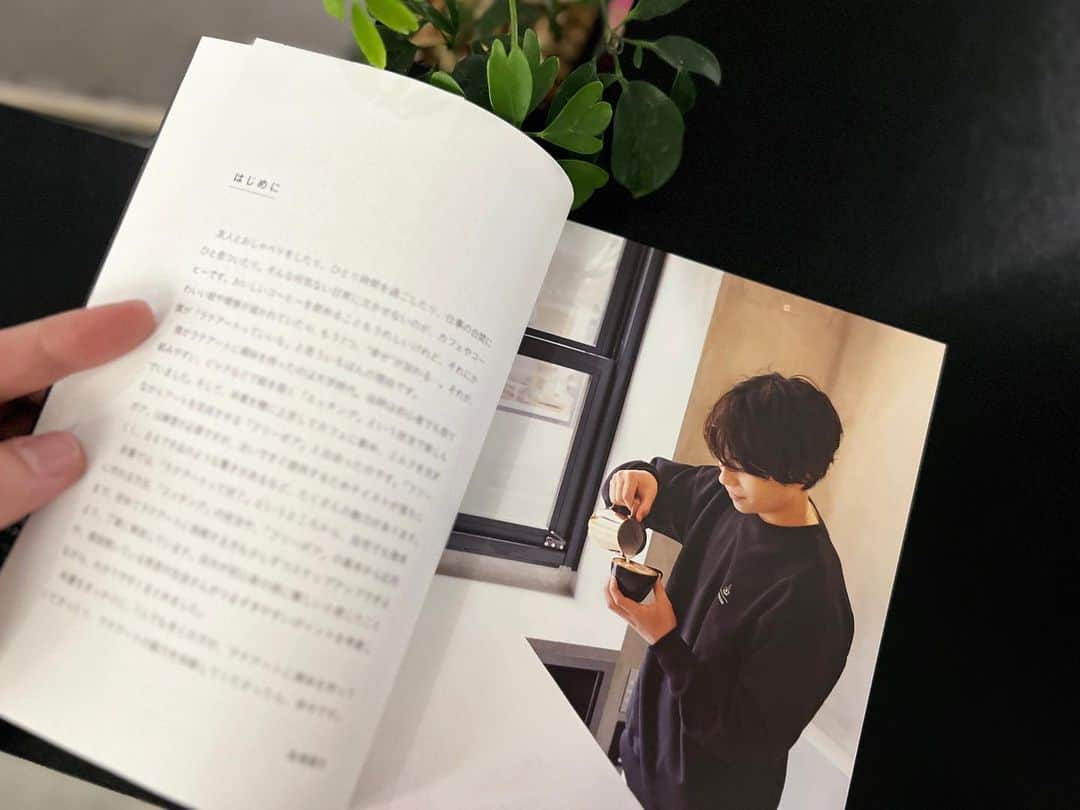 馬場健太のインスタグラム：「嬉しいお知らせ😮‍💨✨  初出版本「最速でマスターできるラテアートBook」がなんと、Amazon本の売れ筋ランキング飲み物部門で１位を獲得したよ〜〜🎉 予約してくれたみんなのおかげです！ 本当にありがとう🥺  いよいよ出版日も近づいてきてて、1年前ぐらいからKADOKAWAさんと打ち合わせや撮影を重ね出来上がった本が、もうすぐみんなの手元に届くかと思うと、めちゃ感慨深い気持ち🤝🏻  この本は初めてラテアートに挑戦する方や、趣味にしたい方、経験者の方などが少しずつステップアップできるような内容になってて、僕のインタビュー記事も掲載されてるよ✏️  みんなに本を読んでもらえたら嬉しい🤤  もうすぐやね〜〜✌︎ 読んだら感想聞かせてね✌︎笑  #最速でマスターできるラテアートBook #LATTEARTMANIA #ラテアートマニア #ラテマニ #東京カフェ #外苑前カフェ #表参道カフェ」