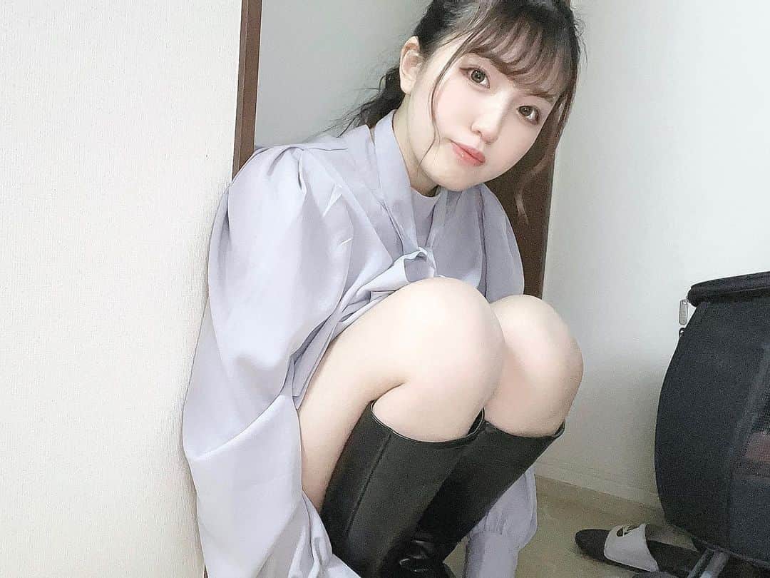 郷杏樹のインスタグラム：「. リボン扱いづらかったけど やっぱりこのブラウスかわいい！ GRL💎品番→【tu479】  ただやっぱり気を抜くと １枚目みたいに首輪になりますww  SHEINでもブラウス頼んだから 届いたら紹介するねꕤ  #GRL #SHEIN #グレイル #ボウタイブラウス #ロングブーツ #出勤コーデ #ブラウス #ポニーテール #」