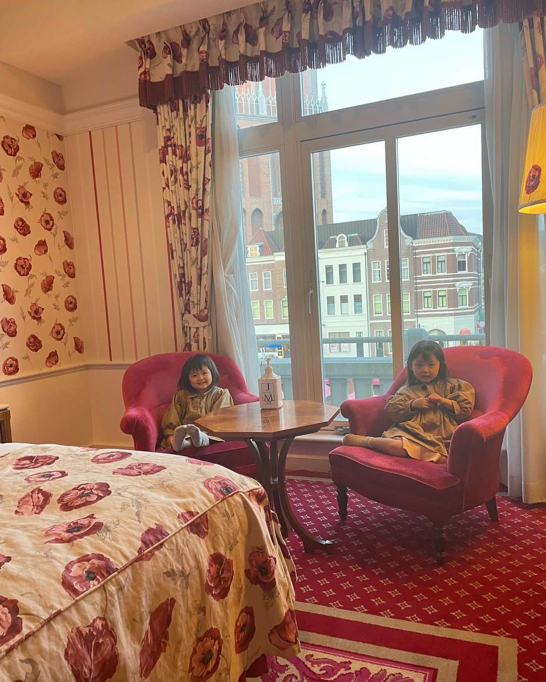 ゆにみあさんのインスタグラム写真 - (ゆにみあInstagram)「𓂅 ⁡ ハウステンボス内にある #ホテルヨーロッパ　に宿泊しました♡ ⁡ 秋もホテルヨーロッパに泊まったけど 春らしくてまた違った雰囲気で素敵でした🤍 ⁡ 朝食バイキングは豪華で種類が 多すぎて迷っちゃう😂 ゆにみあは果物大好きでおかわりしてた🍓🍈 ⁡ 歩き疲れたり、お昼寝の時間はホテルに もどってゆっくり休めました♡ 夜ホテルから見るイルミネーションも綺麗で 癒されました😌♡ ⁡ ⁡ 記念日や大切な日に宿泊するのもおすすめです🌷 ⁡ ⁡ ⁡ ⁡ ⁡ #pr #ハウステンボス #フラワーフェスティバル #九州 #長崎 #春  #イースター #ヨーロッパ #ホテルヨーロッパ #長崎旅行  ⁡ ⁡ ⁡ ⁡ ⁡」3月6日 20時25分 - pome.rono