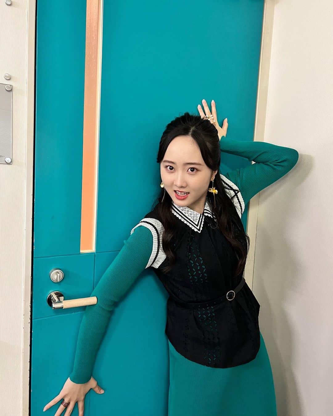 本田望結さんのインスタグラム写真 - (本田望結Instagram)「♡ ・ お洋服と扉の色が似てて楽しくなっちゃった笑」3月6日 20時34分 - miyu_honda_official