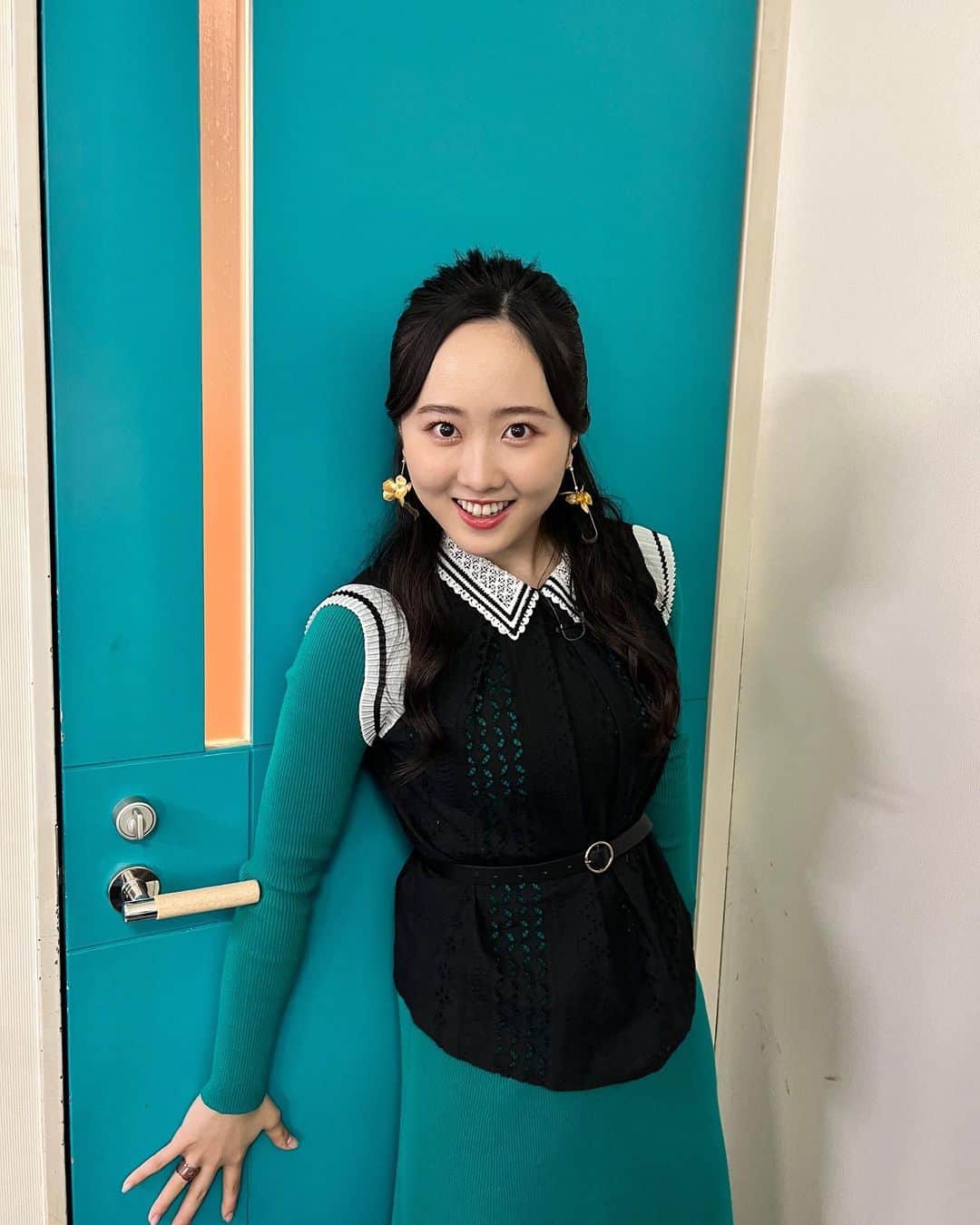 本田望結のインスタグラム：「♡ ・ お洋服と扉の色が似てて楽しくなっちゃった笑」