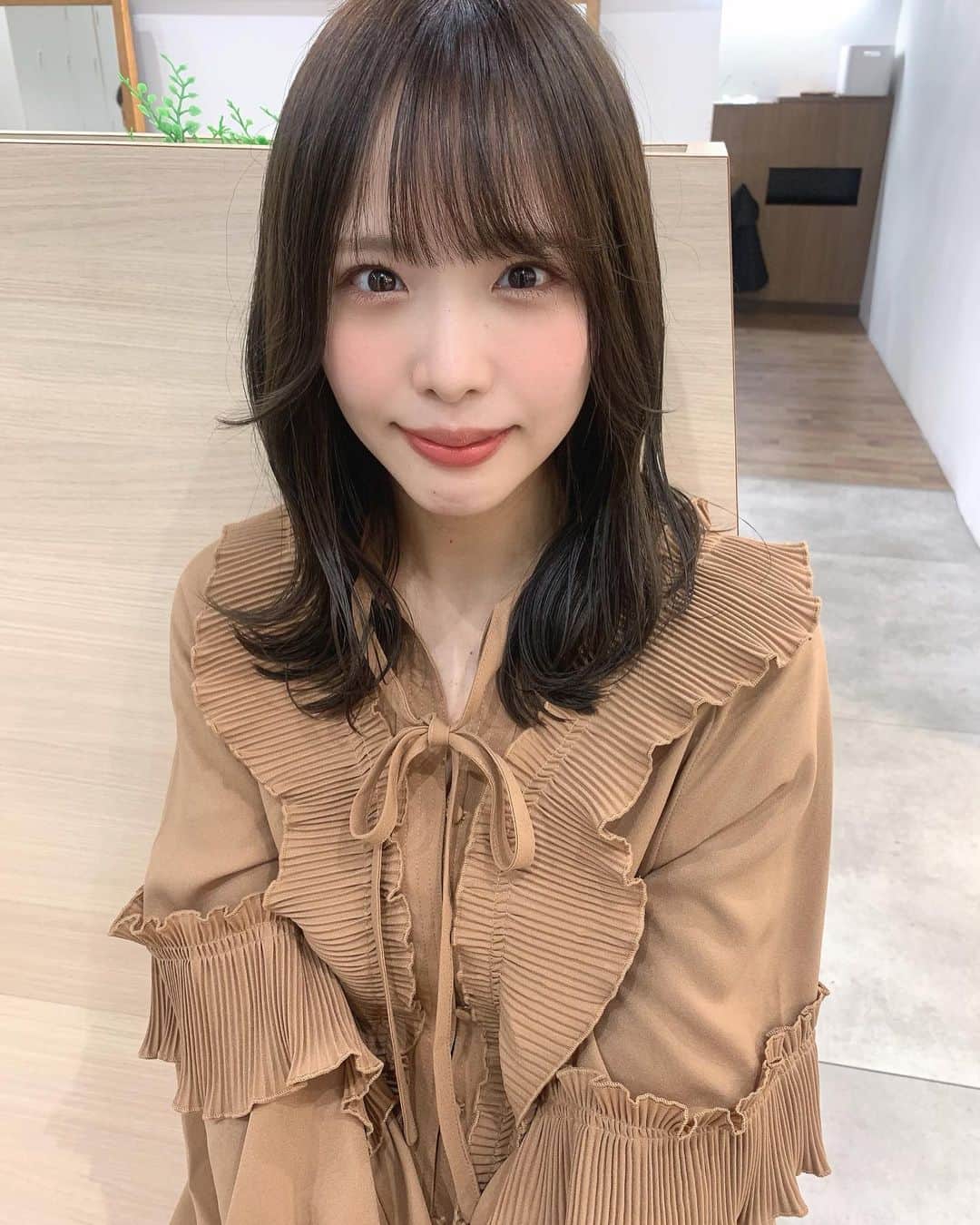 のインスタグラム：「加工おつよめ✌🏻  カラーは担当の 真下さんにおまかせ♡  長さは鎖骨下キープ  もう伸ばすことはなさそう  すべてにおいてラクチン♡  ボブだった美奈が伸ばしてて 一緒ぐらいになってる  @littlexsalt  @mashita0203」