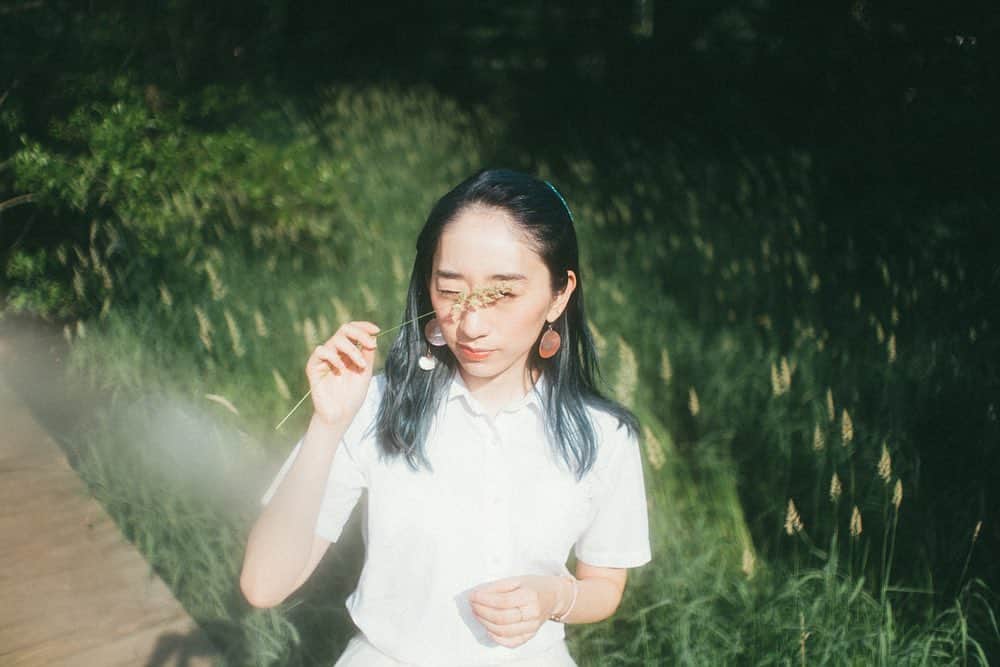 椎名琴音のインスタグラム：「今週は良いお天気ですね どこか行きますか！  春が来そう…🌸  こんな気持ちいいのに ダウン着るなんて勿体無い！！ って人の服装を見て ついつい思ってしまいます。 でもまだ夜は寒かったりするからねー ウルトラライトダウンなら 寒い時にバッグから出せばすぐあたたまれますよ！  なるべくその日の気温に合わせた着心地の良い服装で 1日過ごすのが理想🍋 なので天気予報を見るのが癖だし、だいすき🌿」