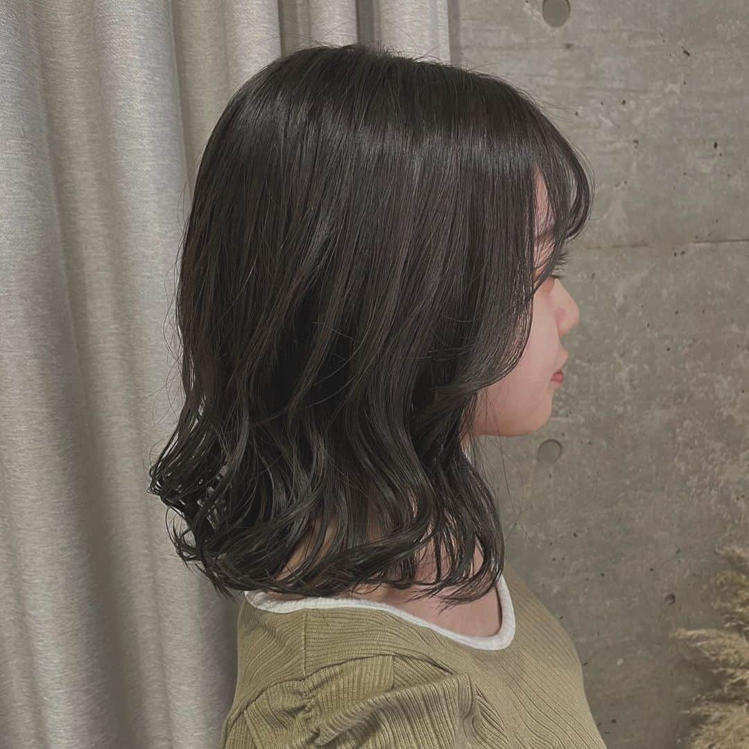 大塚美波のインスタグラム：「今回も @naotoara_site  さんにカラーして頂きました✌️  やっぱりオリーブ🫒系のカラー可愛すぎ！！  早く髪の毛伸ばして、ロング復活させたい。」