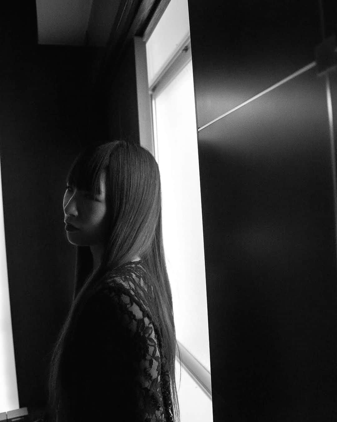 のインスタグラム：「Photographer @hiddenblackmask   たらこパスタにハマってる  #monochrome #tattoomodel #portrait #whiteandblack #japanesegirl #photography #ポートレート #ファインダー越しの私の世界」