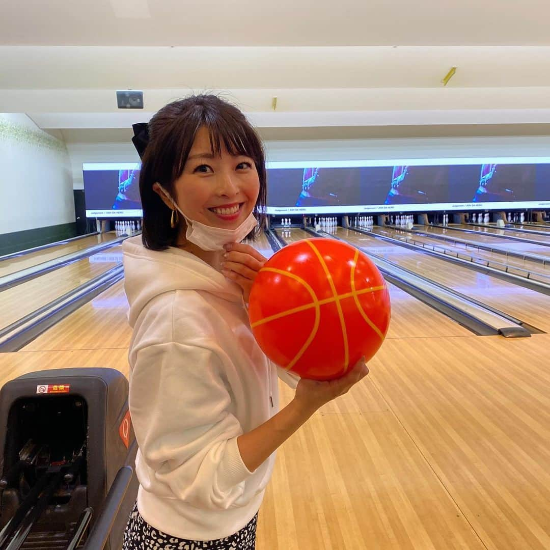 小尾渚沙のインスタグラム：「週末、久々にボウリングしました🎳  腕とお尻が早速筋肉痛ですが、とっても楽しかった〜😍✨  はしゃぎっぷりはぜひ動画で🤣 . . #スワイプしてね 👉 #ボウリング #bowling #🎳」