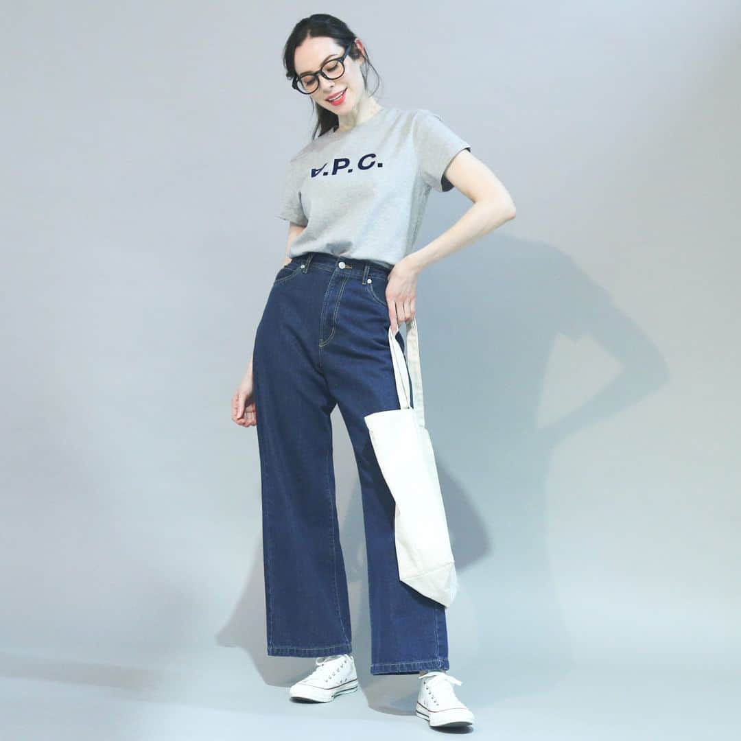 サカゼンインポートブランドさんのインスタグラム写真 - (サカゼンインポートブランドInstagram)「<New Arrivals> A.P.C -アーペーセー-  幅広い年代に根強い人気を誇るA.P.Cより定番のVPCロゴのTシャツが入荷いたしました。 . . . フロントにロゴプリントが施されたシンプルな一枚はスカートやデニムなどどんなアイテムとも相性◎  タイムレスで使えるアイテムで一枚はGETしたい、この夏の必須アイテム。 . . . サイズは他社でも取り扱いの少ないSサイズ～1XLの幅広い展開でご用意しております。  詳しいサイズ感や在庫状況は当オンラインストアにてお確かめいただけます。   #sakazen #サカゼン #zenonline #ゼンオンライン #ブランド #ｔシャツ #ロゴt #カットソー #tシャツコーデ #apc #アーペーセー #vpc #レディースファッション #春服 #春コーデ #夏 #夏服 #コーデ #デニムコーデ」3月6日 21時00分 - sakazen_importbrand