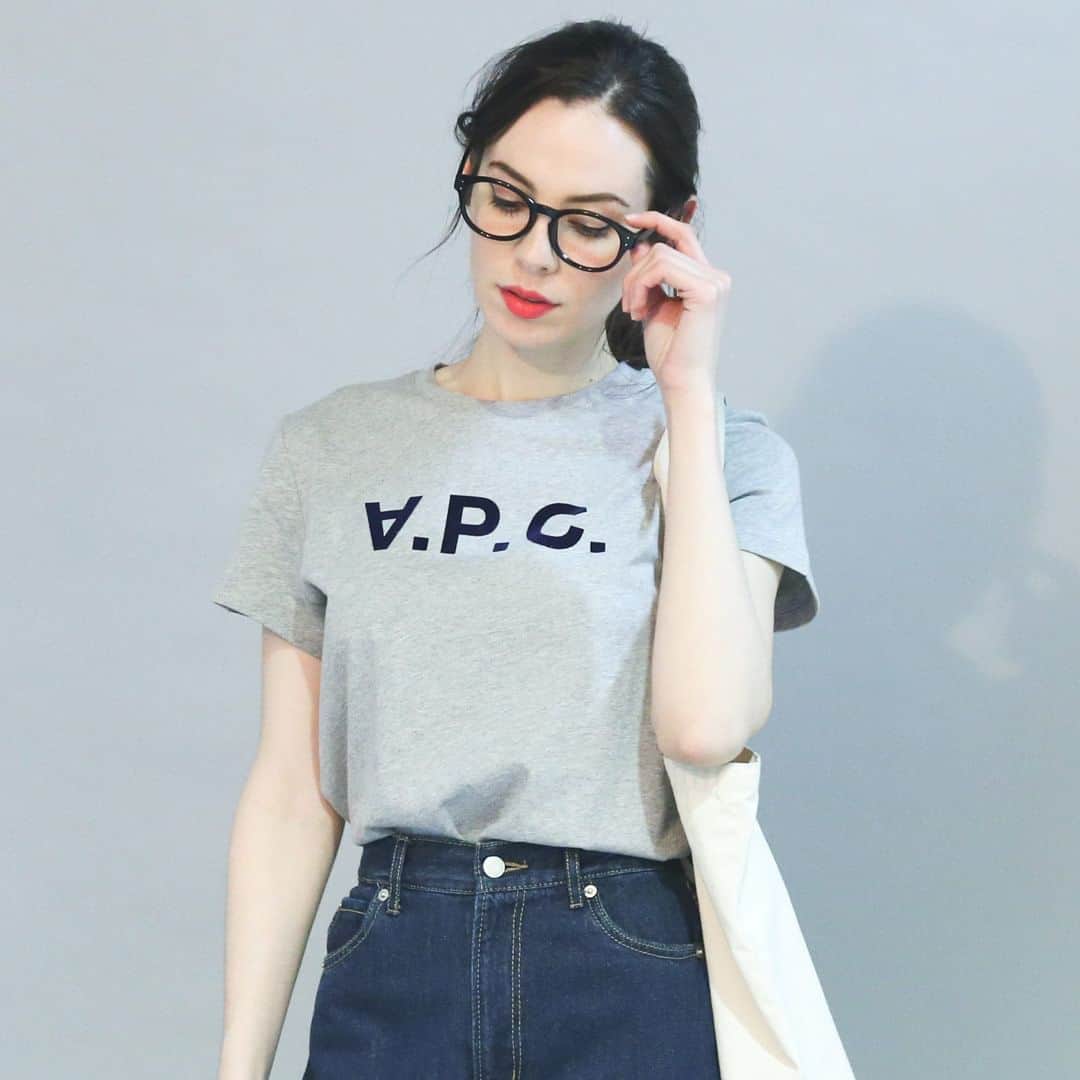 サカゼンインポートブランドさんのインスタグラム写真 - (サカゼンインポートブランドInstagram)「<New Arrivals> A.P.C -アーペーセー-  幅広い年代に根強い人気を誇るA.P.Cより定番のVPCロゴのTシャツが入荷いたしました。 . . . フロントにロゴプリントが施されたシンプルな一枚はスカートやデニムなどどんなアイテムとも相性◎  タイムレスで使えるアイテムで一枚はGETしたい、この夏の必須アイテム。 . . . サイズは他社でも取り扱いの少ないSサイズ～1XLの幅広い展開でご用意しております。  詳しいサイズ感や在庫状況は当オンラインストアにてお確かめいただけます。   #sakazen #サカゼン #zenonline #ゼンオンライン #ブランド #ｔシャツ #ロゴt #カットソー #tシャツコーデ #apc #アーペーセー #vpc #レディースファッション #春服 #春コーデ #夏 #夏服 #コーデ #デニムコーデ」3月6日 21時00分 - sakazen_importbrand