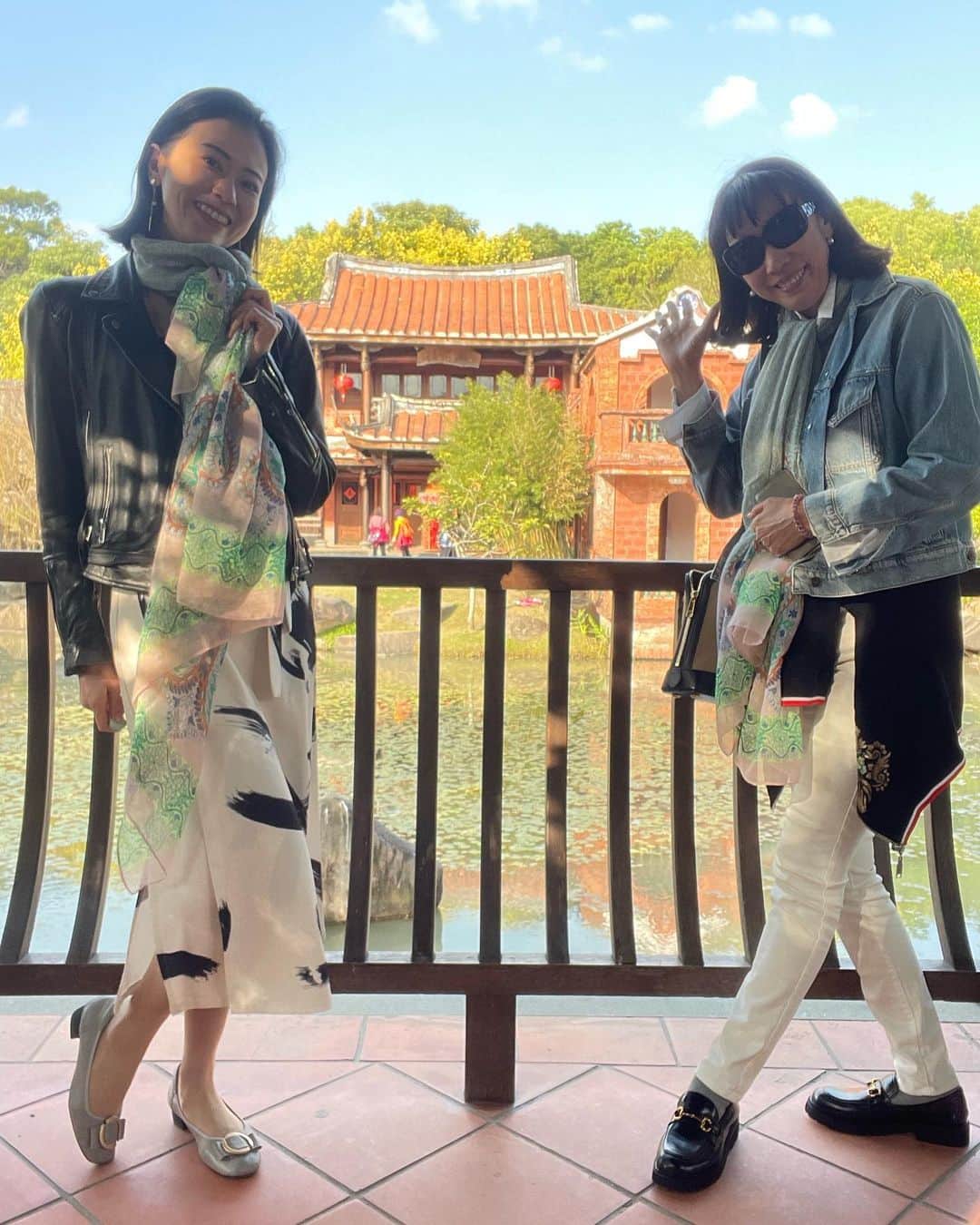 煌月爽矢のインスタグラム：「. . 先日。 楊先生と♡♡♡ ⁡ 最高に可愛いランチ兼アフタヌーンティーからの……林安泰古厝に連れて行って頂きました🥰 ⁡ もう台北に来て3年になるのに、近くにこんな場所があったと初めて知りました😂 160年以上の歴史があり、台北で最も完全な状態で保存されてる古蹟なのだとか！！！ 行く価値あり過ぎる！ 最近台湾旅行に来た方をアテンドする機会も増えてきたから、ここ行程に入れたい…⸜(๑⃙⃘'ᵕ'๑⃙⃘)⸝⋆︎* ⁡ 福建省から台湾へ渡り海運業や貨物貿易を通して富を築いた林氏の邸宅なのですが……この赤レンガがオランダ統治時代も連想させて…台湾の歴史ならではの建築物に見えます。 ⁡ ⁡ でね😍 先生と私…首元…お揃いなんです♡ 世界を飛び回られる先生が、お土産としてお揃いでストールを買ってきてくださったのでした😍 嬉しいー！！！！ これ巻いたら私も先生みたいにカッコ良い生き方出来るかな😂♡♡♡ ⁡ 今回もたーーーくさんお話しさせて頂いて、楊先生からプラスのエネルギーのシャワー浴びて参りました😘 幸せな時間に感謝♡ ⁡ #楊淑美　先生 #老師 #素敵♡ #歴史のロマンを感じる建物 #台北」