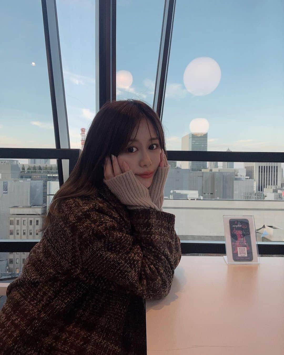 かめだなつみのインスタグラム：「ビルの上〜🏙 . . . #銀座 #kirikoterrace #followme #f4follow  #ootd #instagood  #커플티 #남친룩 #팔로우 #선팔하면맞팔 #뷰스타그램 #instagood #fff #l4like #beauty #photooftheday  #love #couplegoals #cafe #park  #selfie #winter」