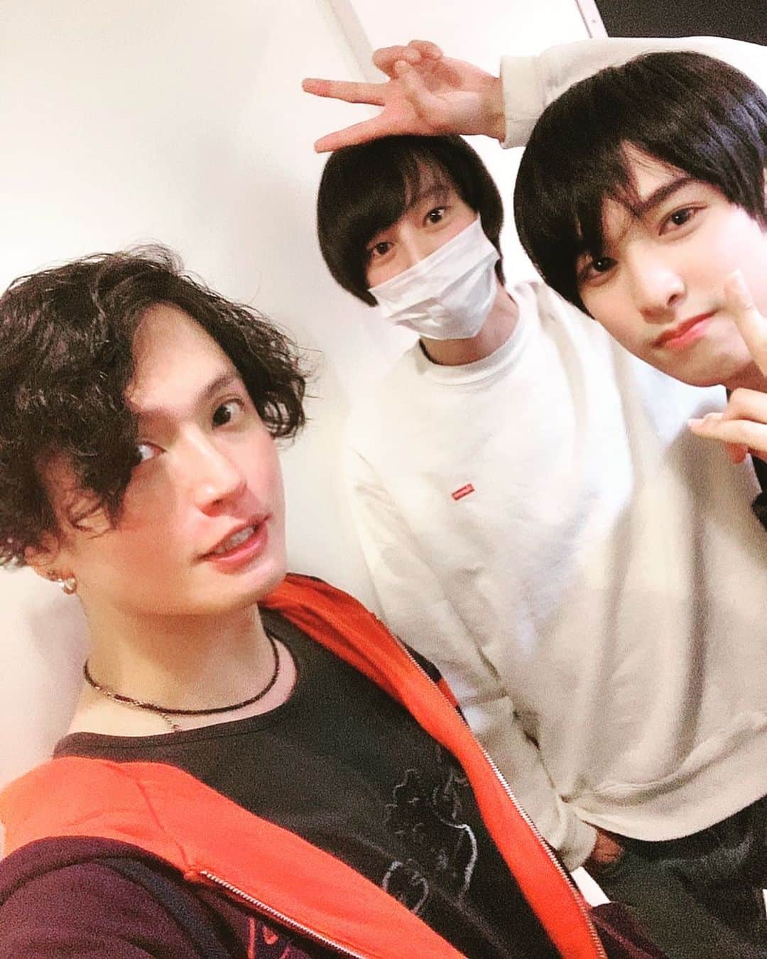 友常勇気のインスタグラム：「Reunion"(⌯︎¤̴̶̷̀ω¤̴̶̷́)✧︎ 久々の再会😊❕ #青山オペレッタ #ラジオペ 放送お楽しみにぃー🥰 明日もやるぞぉー🤩🎊🎊 #友常勇気 #設楽銀河 #杉江大志 #明日 #青オペ #収録 #気合い入れて #やるってばよ」