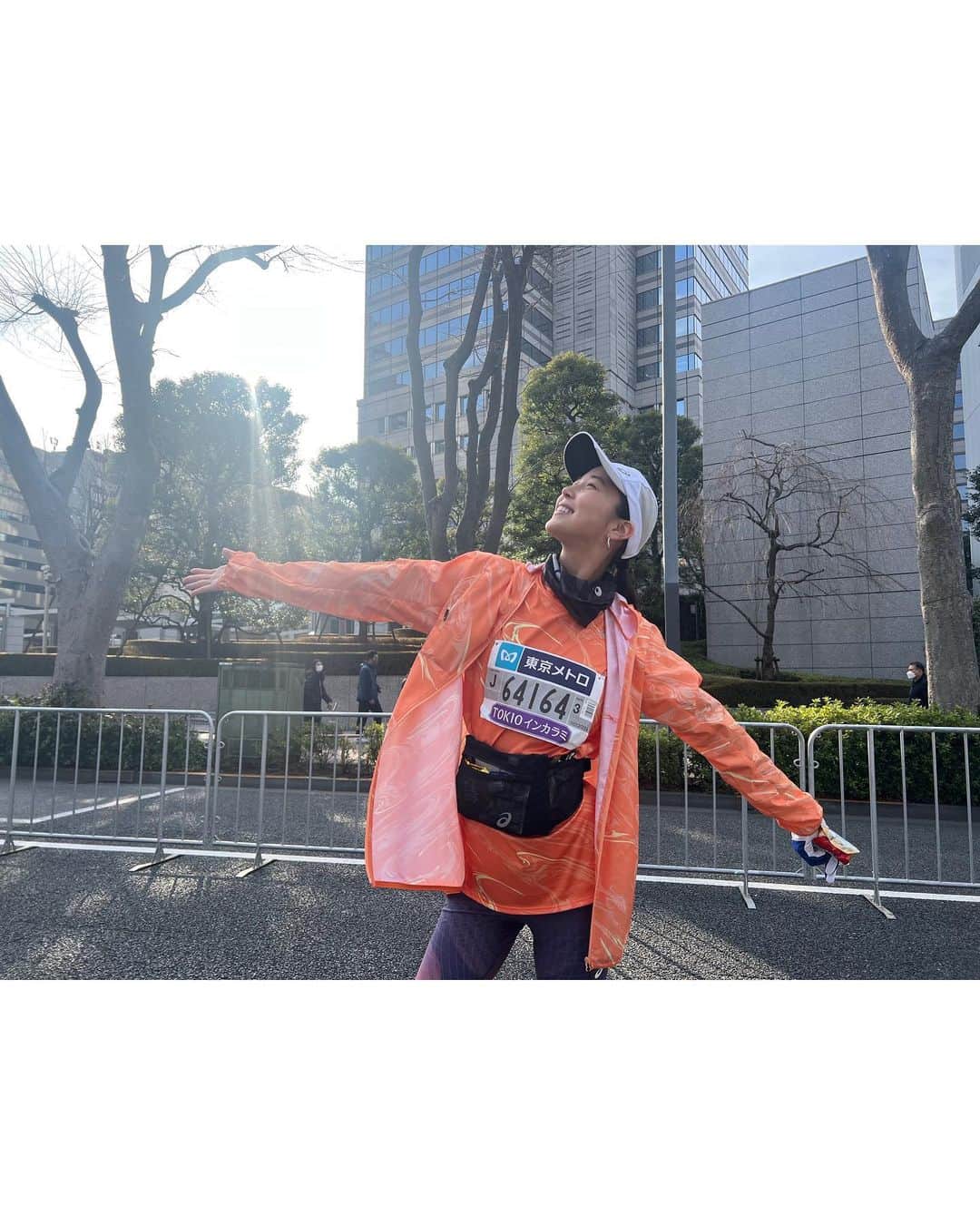 原田ゆかのインスタグラム：「東京マラソン2023💖スタートの思い出  美穂コーチ( @miho_run0802 )と最後に話した後…🥹  10km過ぎまで ベテランランナーゆりさんの神サポートを、私もゆうちゃんhinaちゃんと走らせてもらえることに。  スタート前の待ち時間からずっと 味わったことない興奮、高揚感、ついに、ついに…！この瞬間が！っていう雰囲気を一緒に感じることができて幸せでした❣️  世界中から来た３万7000千人が東京の街を一斉に走るって✨  青いスタートラインを4人で手を繋いで通れたことがとっても心に残る思い出です。  スタート前からずっと沿道の応援が多くて感動でした🥹 そしてそして ボランティアの皆様のサポートも とんでもなくて、泣きそうになる😢💓 あらゆる想像を遥か遠く 超えてきた東京マラソン。  みんなと一緒に走れたあの時間、忘れません💖✨💕　ありがとうございました💖  @asicsrunning_jp 💙 @sosoweb.official 🤍」