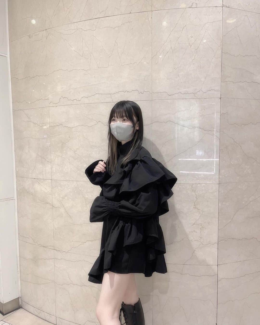 のインスタグラム：「ふわふわにするのハマってます めっっっちゃ服かわいいでしょ....♡  #roopage #ブラックコーデ #ootd #きょこ #ワンピース #高校生」