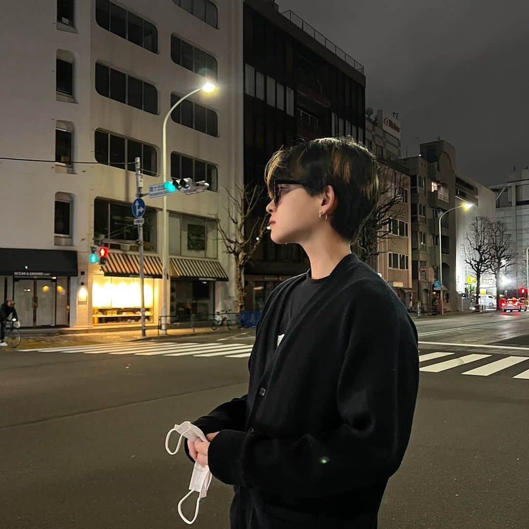 AYUMUのインスタグラム：「. 次どんな髪型にしようかに🫥」