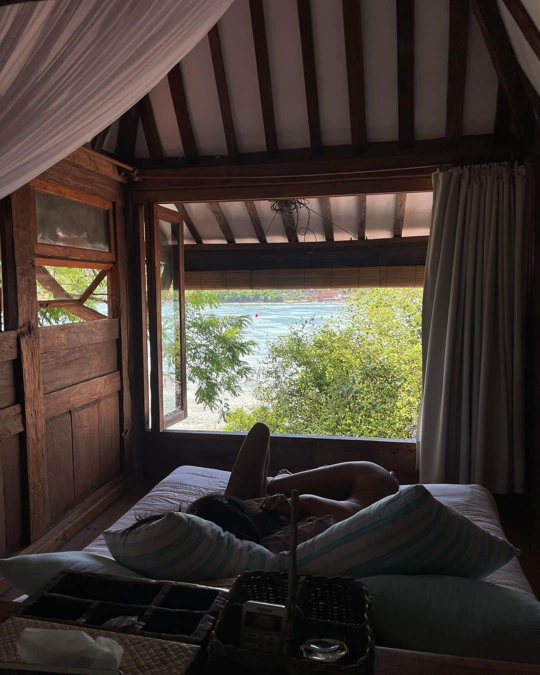 Inka Williamsのインスタグラム：「First pic is me and my beautiful bestie @nadialeonard  at my family beach tree house @thebeachwoods 🥺💗 • the rest is the rest of our perfect weekend with our other besties 💗 Bali family 💗🫶🏽 heart is full, too greatfulllllllll 💗💗💗」