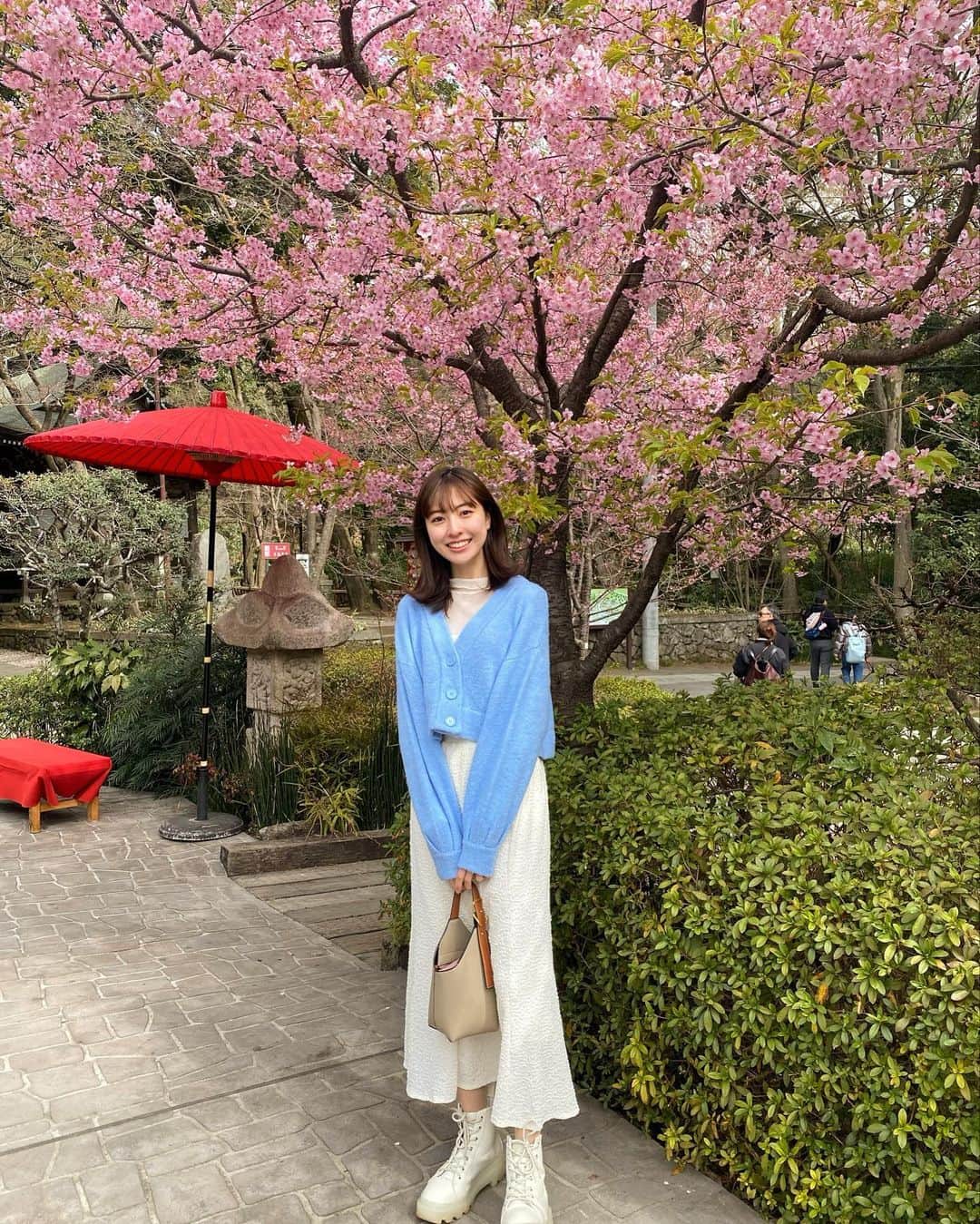平塚麗奈のインスタグラム：「・ 春気分味わってきました^ ^🌸  この木、神代曙(ジンダイアケボノ) って言うんだって 一般的な桜より色淡くて可愛いよね、、、  #深大植物公園」