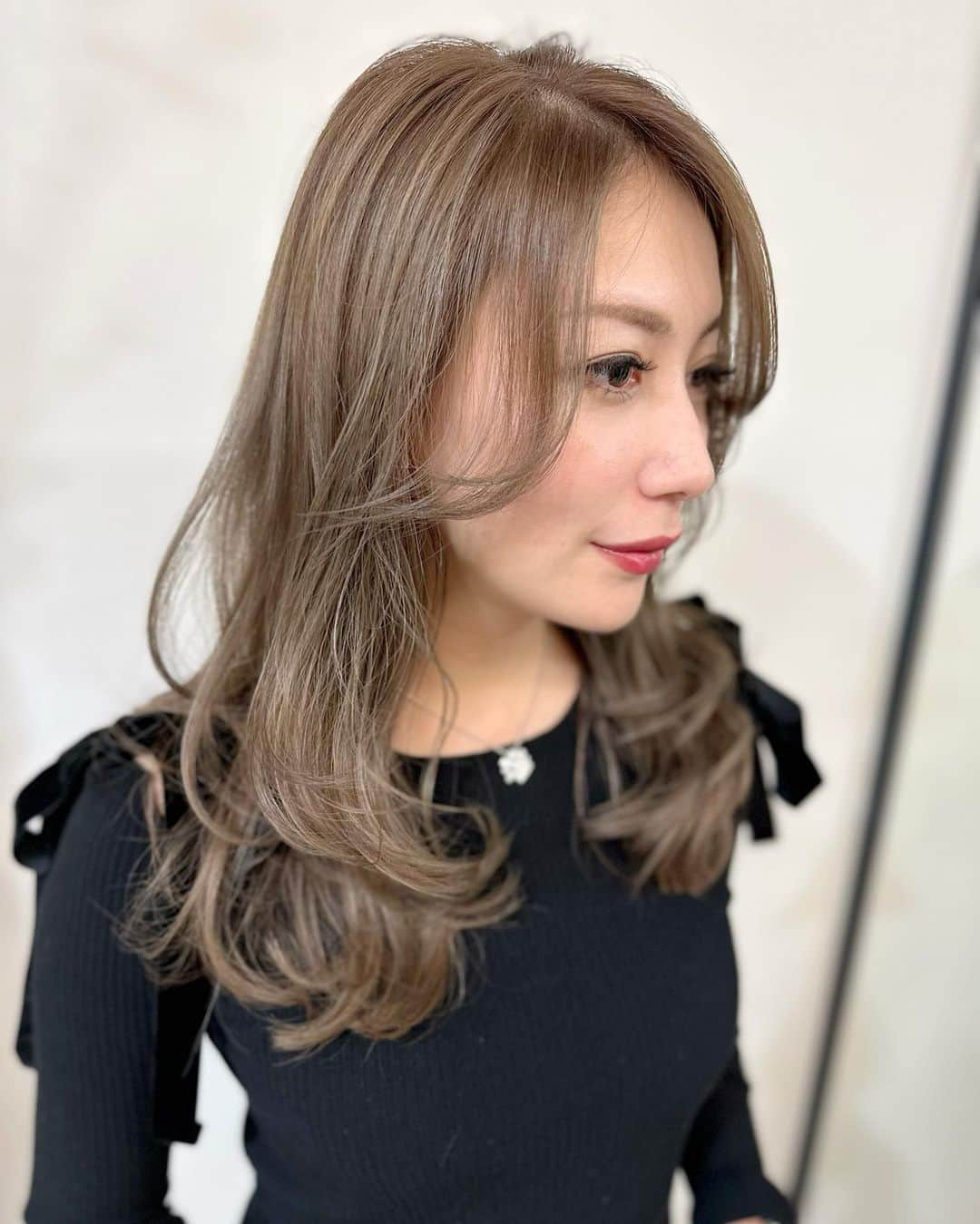 齋藤菜月さんのインスタグラム写真 - (齋藤菜月Instagram)「あやちゃまヘアー💞  エレガントなベージュにして欲しくて パープル混ぜてもらった💜  前髪も切って巻きやすくなったよ🌸ありがと😘  お仕事頑張ろうねー！って言い合える友達がいて幸せです✨  今月は周年なので 気合い入れて行かなきゃなあ🐕  9周年 よろしくお願いします💖  それとすごく豪華なヘアケアセットがジューシーちゃんの結婚式2次会で当たっちゃいました！！😳✨ びっくりしたあ🥹 ヘアケア頑張ろう🥹💖  #hair#haircolor #hairstyle #ヘアカラー #barsaito#wine#winebar#🍷」3月6日 21時29分 - irisnacchi