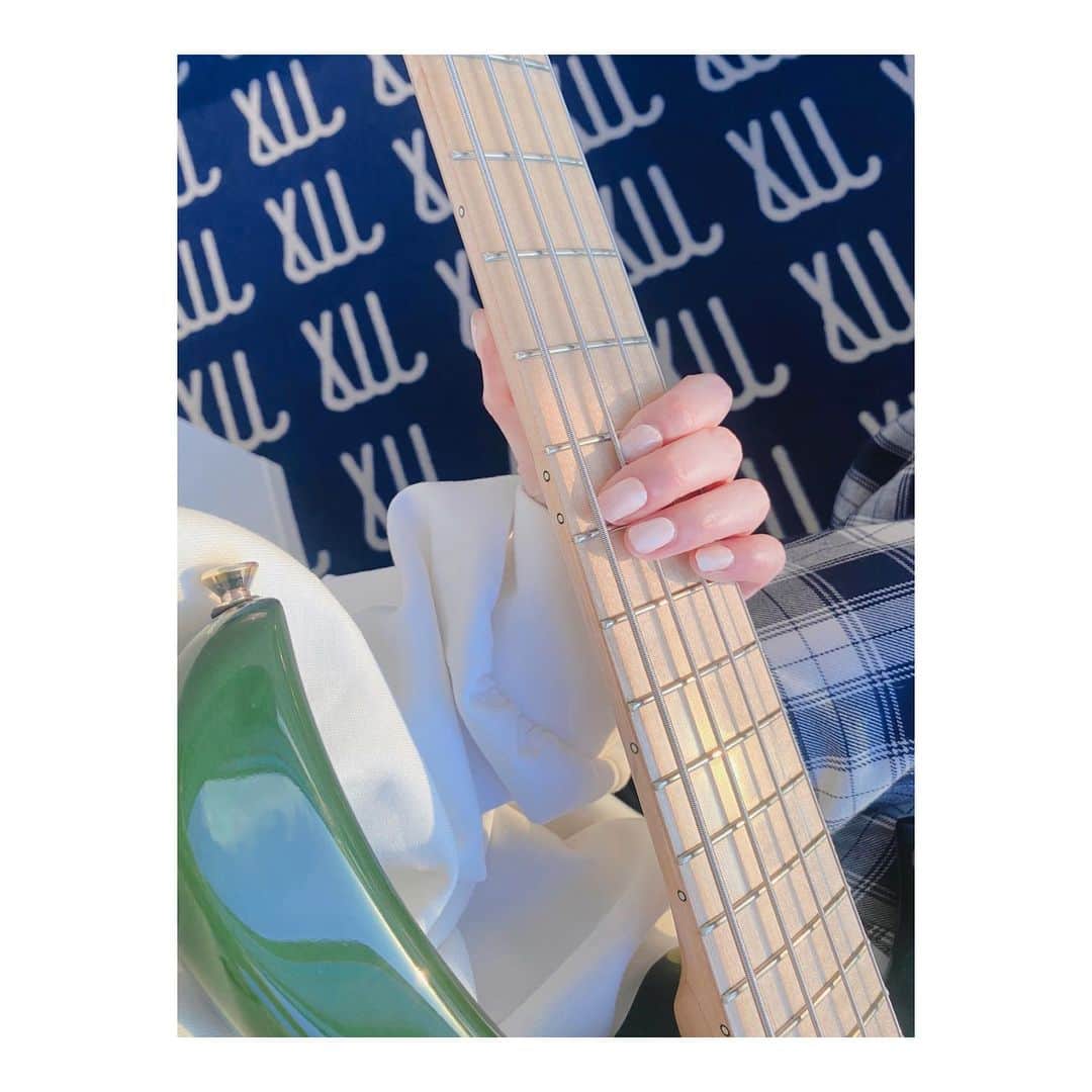 MINAさんのインスタグラム写真 - (MINAInstagram)「. はじめてのセミジェルネイル🤍 楽器弾くので、爪の長さ自分で調節出来るの有難い、、 かわいい、、、 梱包も丁寧ですごく癒されました＾＾ 3/10正式発表楽しみです:) @temot_official 💗」3月6日 21時21分 - mina_gf_band