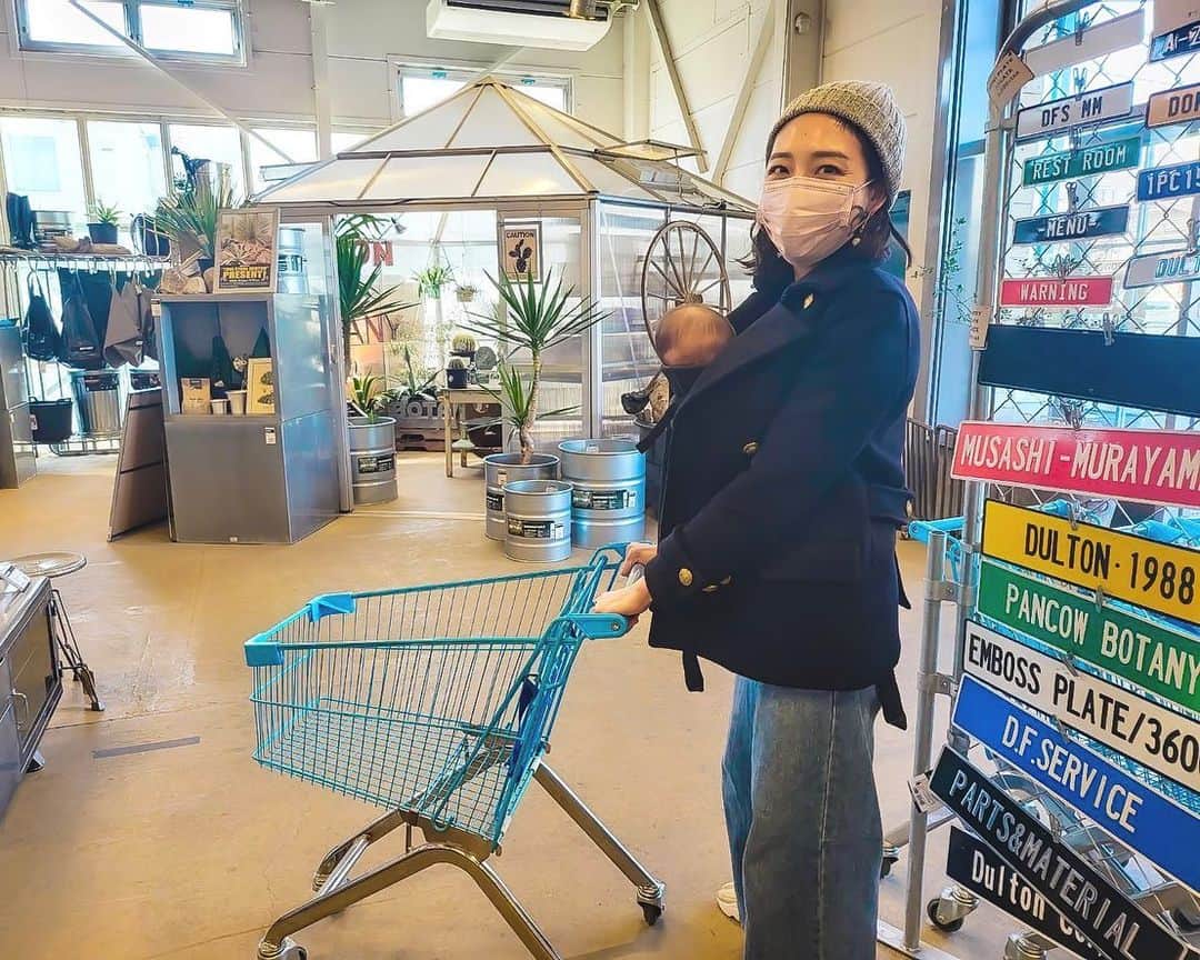 太田彩乃のインスタグラム：「Shopping🛒 倉庫みたいな場所って宝探しみたいで行くだけでワクワクする✨ . . #👶🏻 #🛒」