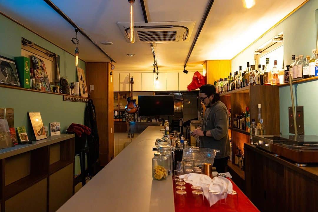 Bar Flatさんのインスタグラム写真 - (Bar FlatInstagram)「内緒で撮ってもらいましたよ。プロなのはそうだけど、目が良いって素晴らしいですわ。 #hidehouse #BARFLAT #bar #バー #tokyotrip #tokyo  #東京 #shinjuku  #新宿 #yoyogi #代々木 #kitasando #北参道 #minamishinjuku #南新宿 #ステッカー #photography #photographer」3月6日 21時23分 - barflat