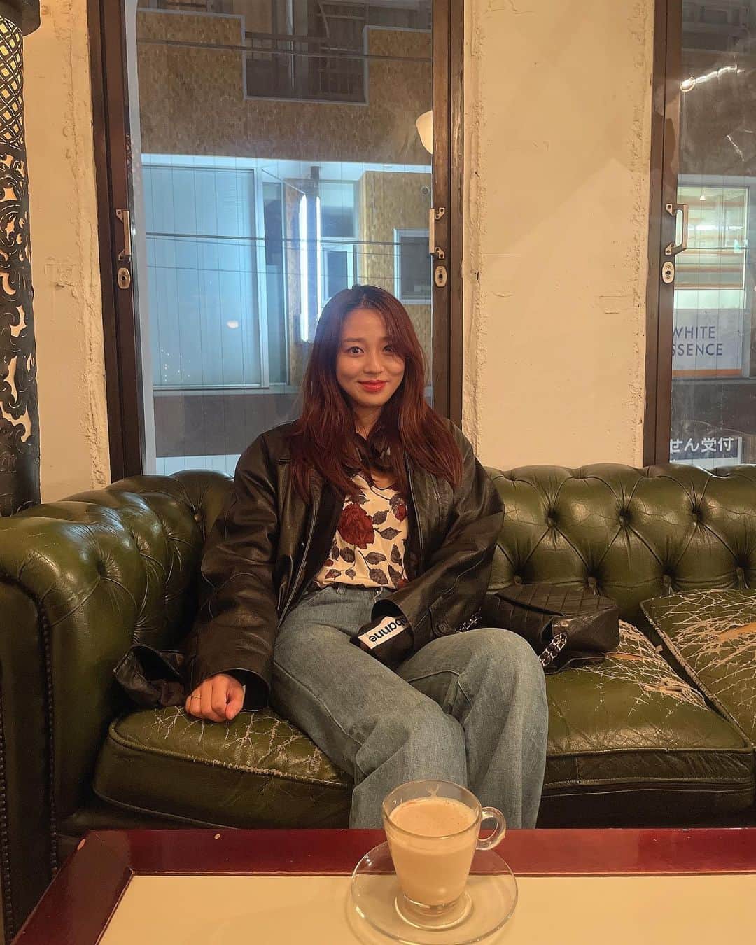 江藤百香のインスタグラム：「🤗☕️🌹」