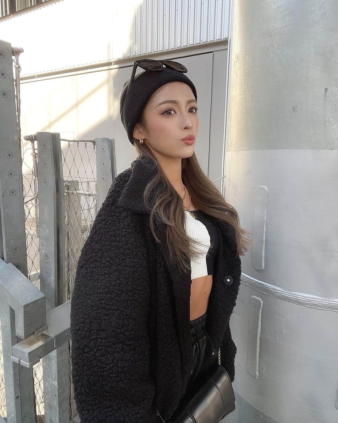MIWAのインスタグラム：「#ootd 🤍 ㅤㅤㅤㅤㅤㅤㅤㅤㅤㅤㅤㅤㅤ ストーリー上げた時に 質問多かったコーデ✌🏽 ㅤㅤㅤㅤㅤㅤㅤㅤㅤㅤㅤㅤㅤ ニット帽: @shein_japan (8686922) サングラス: @hm  ペアトップ: @shein_japan (9877736) アウター: @livalie.official  パンツ: @shein_japan (11162317) スニーカー: @nike  バック: @balenciaga  ㅤㅤㅤㅤㅤㅤㅤㅤㅤㅤㅤㅤㅤ #fashion#海外コーデ#海外ファッション #モノトーンコーデ#モードコーデ #shein#ブラックコーデ#ニット帽 #スニーカー#エアフォース1」
