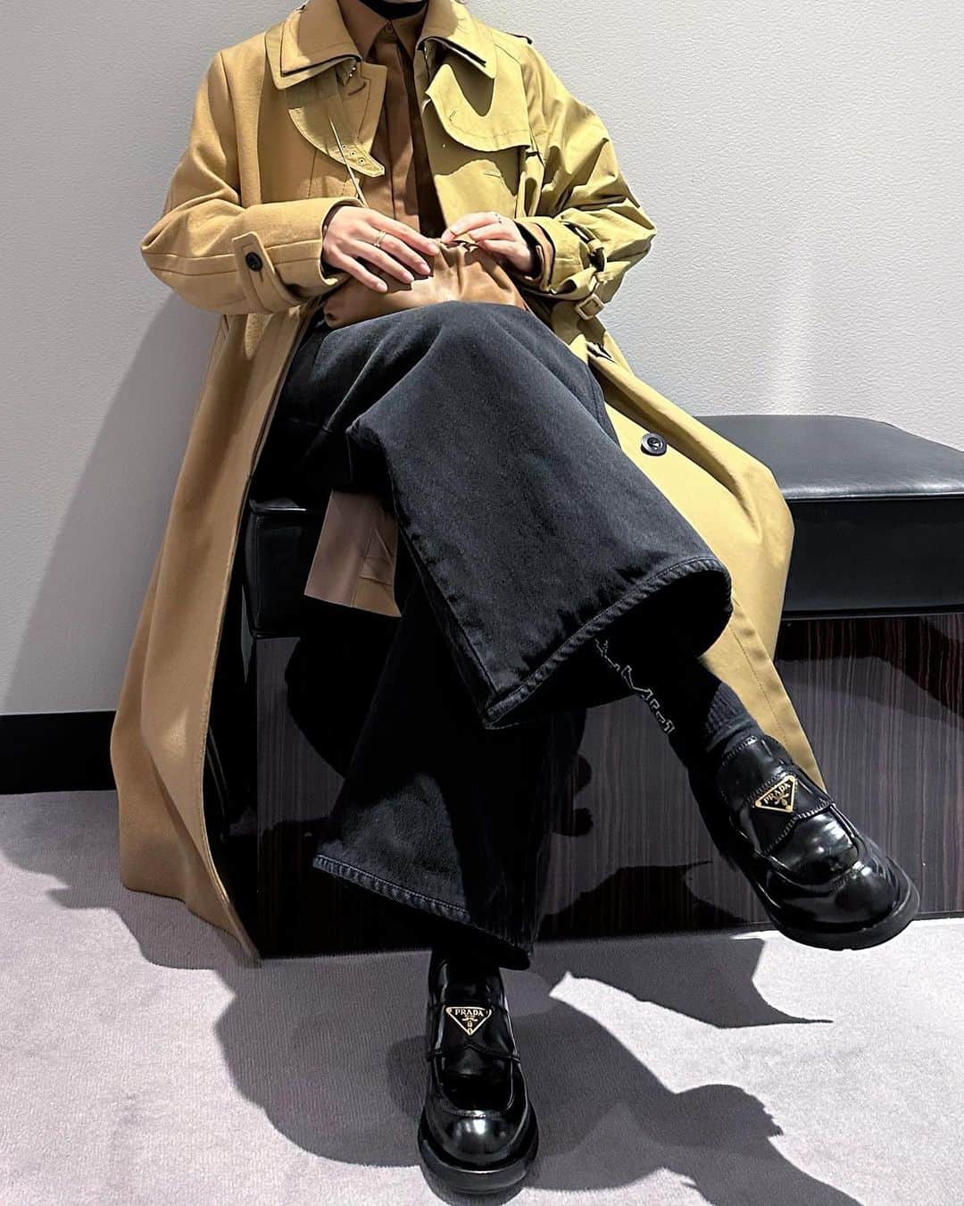 松本愛（まあぴぴ）さんのインスタグラム写真 - (松本愛（まあぴぴ）Instagram)「🧥🌸 ・ ・ coat #sacai  denim #mm6 bag #bottegaveneta  shoes #PRADA」3月6日 21時37分 - aimatsumoto_45