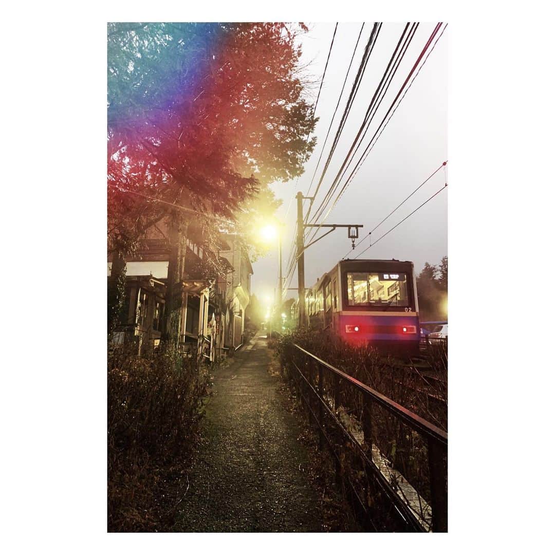 くりかさんのインスタグラム写真 - (くりかInstagram)「この前、初めて1泊2日で箱根にいってきたよ♨︎  初めての一人旅🫶  人生で一度はしてみたかったことのひとつ。  電車で2時間で行けるのにびっくりした、もっと遠いイメージやったもん。  箱根湯本まで行って、強羅で泊まったんやけど、箱根登山鉄道がアトラクションみたいでなんかめっちゃ楽しかったなぁ。🚃  1月の中旬に行ったんやけど、2日目の朝は雪が降ってて、お部屋からの景色が最高やったよ❄️  温泉はもちろん 彫刻の森美術館に行ったり 箱根そば食べたり 畳でお布団で寝れる幸せとか ゆったりまったり初めての場所を さんぽできる時間とか  ほんとに有意義な時間でした。♡  一人旅はまってまうでこれ。  #ひとり旅 #箱根」3月6日 21時30分 - kurika_ayumikurikamaki