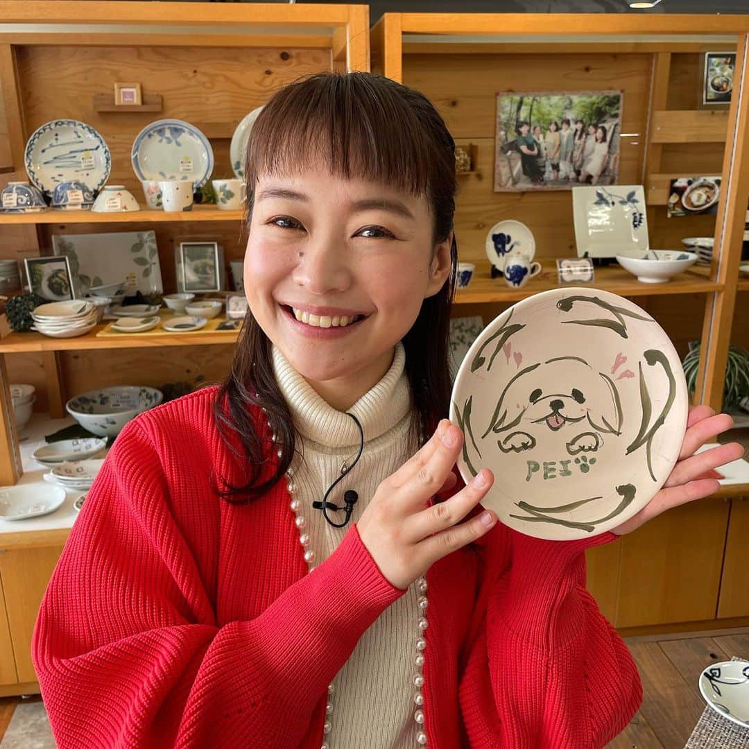 有田優理香のインスタグラム：「🎨  先日テレビ派のロケで愛媛県へ🍊 温泉に、グルメに、文化に存分に楽しめました🥹✨  初めて出会った砥部焼！ 絵付け体験ではぺいちゃんを描きました🐶 周りは伝統的な唐草文様…のつもりです🍃  味のあるデザインが印象的な砥部焼。 一つ一つ手作業で作られるので、 窯元さんが同じデザインのものを作っても その時々のコンディションによって微妙に変わるんだとか。 私の好きな書道もその時の調子や機嫌なんかによって字が変わるので、なんだか通ずるところがあるなあと興味深くお話を聞いていました😊  そして絵付けで大事なのは、 「ひらめき、ひらきなおり、優しさ」！ 特に「優しさ」が大事で、使う人がどう使ったら喜ぶかなあ〜など先のことを考えると良いんだそう⭐️ なんだか日常生活にも繋がる 素敵な心構えを教えていただきました🥰  20代の頃は予定を詰め込んでアクティブに動いていましたが、30代はその土地の文化を感じながらのんびり旅する大人旅もアーリーだなと思った愛媛旅でした🧡  #広島テレビ #テレビ派 #愛媛旅行 #道後温泉 #砥部焼 #砥部焼陶芸館 #pekingese #ペキニーズ #アナウンサー」