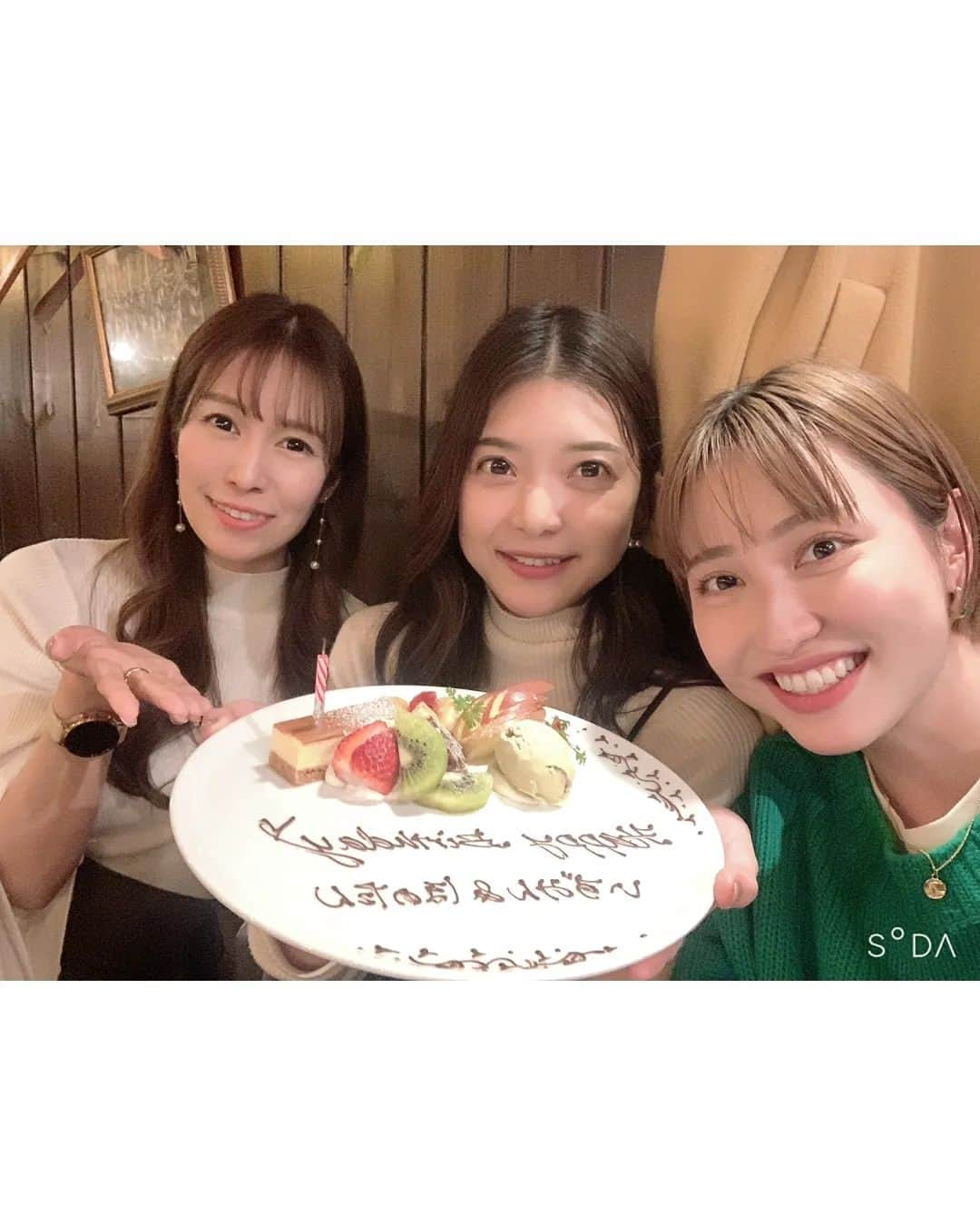 泉田文佳さんのインスタグラム写真 - (泉田文佳Instagram)「୨୧*。 今年はタイムリーに投稿してゆくぞ❤️と意気込んだ2023年。  本日3月6日に2月12日の誕生日について投稿することを お許しください← (なんなら投稿自体、気付けば1週間ぶり…🙂笑)  ということで先月、ひとつ歳を重ねました☺️ 年齢は…と、と、としおんなです🐰←回りくどい。笑  理想を言えるなら、控えめに、穏やかに、 ゆるやかに、、そして心は常にフレッシュに、、、 そんな風に歳を重ねていきたいなぁと思いつつ、 現実はバタバタ＆ポンコツ発揮で毎日わーわーしております👼笑  それでも振り返ると、だいすきな人たちに囲まれて、 たくさんの愛にあふれた2月を過ごせていました。  こんな風にたまーにクドい事を書こうとも(笑)、 笑って仲良くしてくれる人たちが私の支えです✨  メッセージやLINEなどでも、 たくさんのおめでとうをありがとうございました♡！  こんないずみんも 引き続きどうぞ宜しくお願いいたします😶❤️  #みんなプレゼントのセンスが良すぎな件 #どうして私の好みが分かるのか #こんなピンク星人ですが #これからも仲良くしてください  #birthday#birthdaypresent#Aesop#CHANEL#ADDICTION#refa#lasana#estandard#albion#marksandweb#誕生日#誕生日プレゼント#誕プレ#プレゼント#サプライズ#誕生日サプライズ#季のわ#ホテルランチ#ヒルトン広島#年女#誕生日ケーキ#ありがとう」3月6日 21時34分 - izumida.ayaka0212