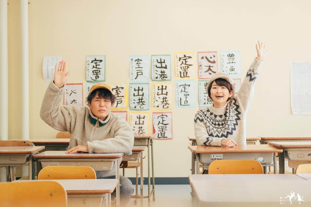 こんちゃんさんのインスタグラム写真 - (こんちゃんInstagram)「高知県のむろと廃校水族館🐟 廃校を利用していろんな魚を展示してるんだけど、跳び箱やAEDやプールが水槽になってたり壁に飾ってある習字はイカ墨で「出港」とか「豊漁」とか書かれてたり面白かった😂  そもそも小学校なんてめっちゃ久しぶりに入るからすんごい懐かしい！うわっ！なっっっっつ！！！！！てずっと連呼してた。笑 写真撮りまくってた高知県はもう今回で終わり。よー撮った！！！！  最近はだんだんと暖かくなってきて春を感じる🚐 車中泊も寝袋に入らずに毛布で済むような日もあったり服も着込まずに外出れたり過ごしやすくなってきた。 あとようやく季節が俺に追いついてきて、裸足とサンダルでも白い目で見られなくなった😂 今度お弁当でも買ってゆっくり花見でもしましょうかね🍱 #とったび #むろと廃校水族館  #高知」3月6日 21時35分 - hiromasakondo