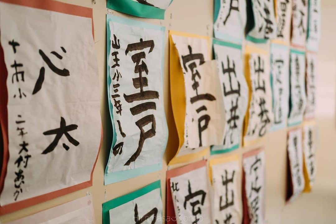 こんちゃんさんのインスタグラム写真 - (こんちゃんInstagram)「高知県のむろと廃校水族館🐟 廃校を利用していろんな魚を展示してるんだけど、跳び箱やAEDやプールが水槽になってたり壁に飾ってある習字はイカ墨で「出港」とか「豊漁」とか書かれてたり面白かった😂  そもそも小学校なんてめっちゃ久しぶりに入るからすんごい懐かしい！うわっ！なっっっっつ！！！！！てずっと連呼してた。笑 写真撮りまくってた高知県はもう今回で終わり。よー撮った！！！！  最近はだんだんと暖かくなってきて春を感じる🚐 車中泊も寝袋に入らずに毛布で済むような日もあったり服も着込まずに外出れたり過ごしやすくなってきた。 あとようやく季節が俺に追いついてきて、裸足とサンダルでも白い目で見られなくなった😂 今度お弁当でも買ってゆっくり花見でもしましょうかね🍱 #とったび #むろと廃校水族館  #高知」3月6日 21時35分 - hiromasakondo