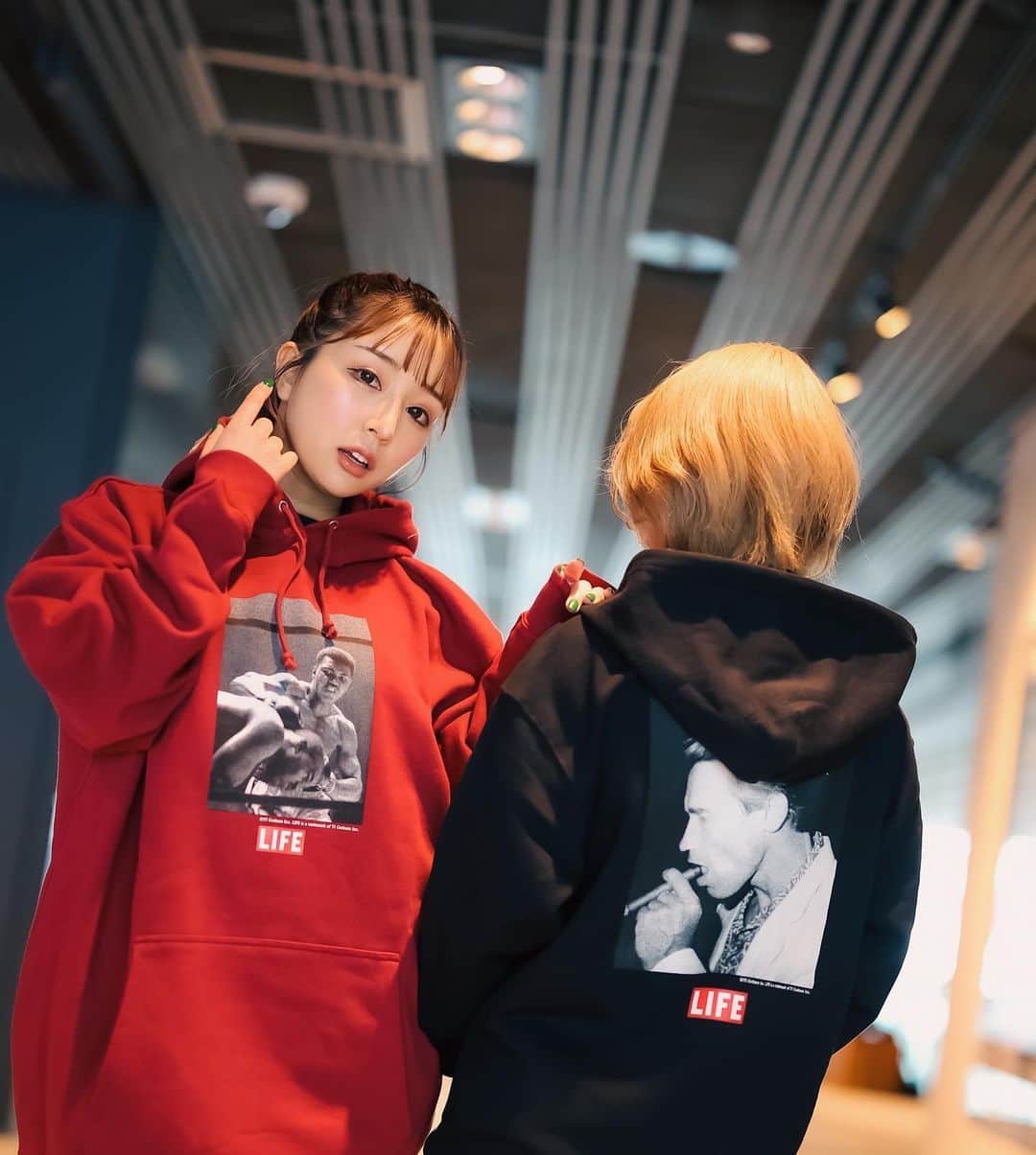 石田みかのインスタグラム：「XENO × SCREEN STARS . . . XENOからアメリカ発ブランド 『SCREEN STARS』とのコラボ商品が発売されるよ❣️ . . プリントされてるグラフィックは あのLIFE誌との特別コラボアイテムなんだって🤭💡 . . マリリン、アーノルドとか みんながみたことあるー！な人たちがのってるよ✊ . . XENO商品はいっつもオーバーサイズで ワンピースみたいに着るんだー💓 彼と共有できちゃったり🤭❣️ . . みんなは何枚目がすきー？ . . . #XENO #screenstars #life誌 #マリリンモンロー #フィットネスウェア #フィットネスブランド #フィットネス女子 #トレーニングウェア」