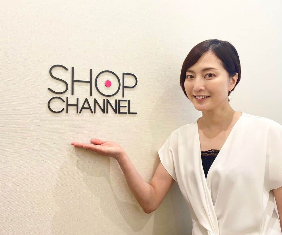 八木沼純子のインスタグラム：「ショップチャンネル 出演の時の。 今回もたくさんの皆様にご購入いただきまして有難うございました！ 関係者の皆さま有難うございました！ ・ ・ ・ #ショップチャンネル  #ブラトップ #フィギュアブラトップ #締め付けるところはキュッと #お昼食べても胃のあたりの編み方は緩やか #足元から胸への履き方で #shopchannel」