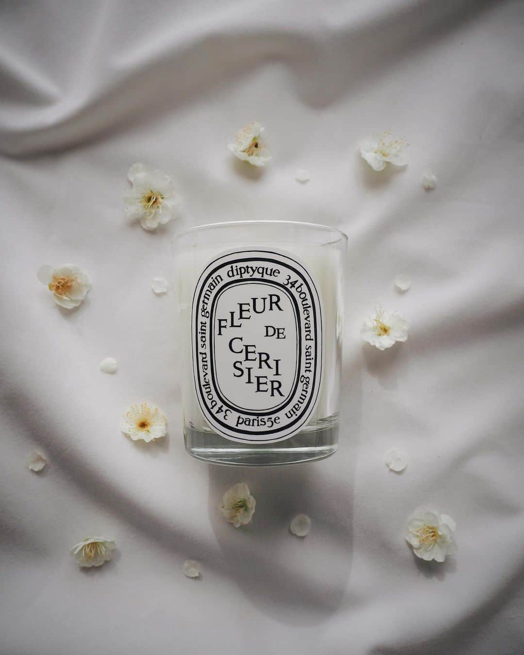 櫻井千尋のインスタグラム：「. 一足先に春を感じた @diptyque の フレグランスキャンドルの「Fleur de Cerisier」。  ボックスを開けた瞬間からフワ〜っとフローラルでほのかにフルーティーな香りが☺️🌸 スズラン・バラ・ジャスミン・イランイランなどなんて贅沢なブレンド🕯  そして売り上げの一部を東日本大地震で発生した津波の最大到達地点にさくらの木を植樹し、津波の記憶を伝え残す活動を行っている「桜ライン311」に寄付という取り組みもしているみたい✨  #diptyque #diptyqueparis」