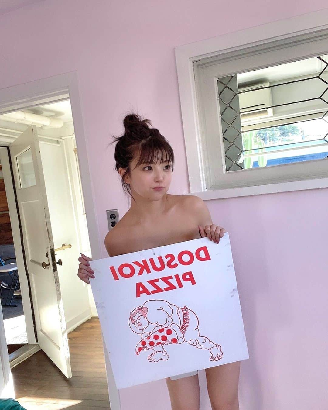 ももさんのインスタグラム写真 - (ももInstagram)「どすこいピザ🍕 おいしかったやつ！！！！ この写真はグラジャパで 発売中のデジタル写真集のオフショットです❣️ インスタのストーリーから デジタル写真集立ち読みできるのでみてね︎💕︎ #オフショット　#グラジャパ #デジタル写真集 発売中🌟 #バーレスク東京もも #バーレスク東京 #水着女子  #ヘアメイク  #ビキニ  #アイドル #アイドル衣装  #アイドル前髪 #アイドルメイク  #アイドルヘア  #グラビア #グラドル  #グラビアアイドル #グラビアモデル  #メイク #コスプレ #撮影会 #撮影会モデル  #水着 #水着撮影会  #水着コーデ #ナイトプール  #六本木アートナイト #オフショット」3月6日 21時51分 - momo_burlesque