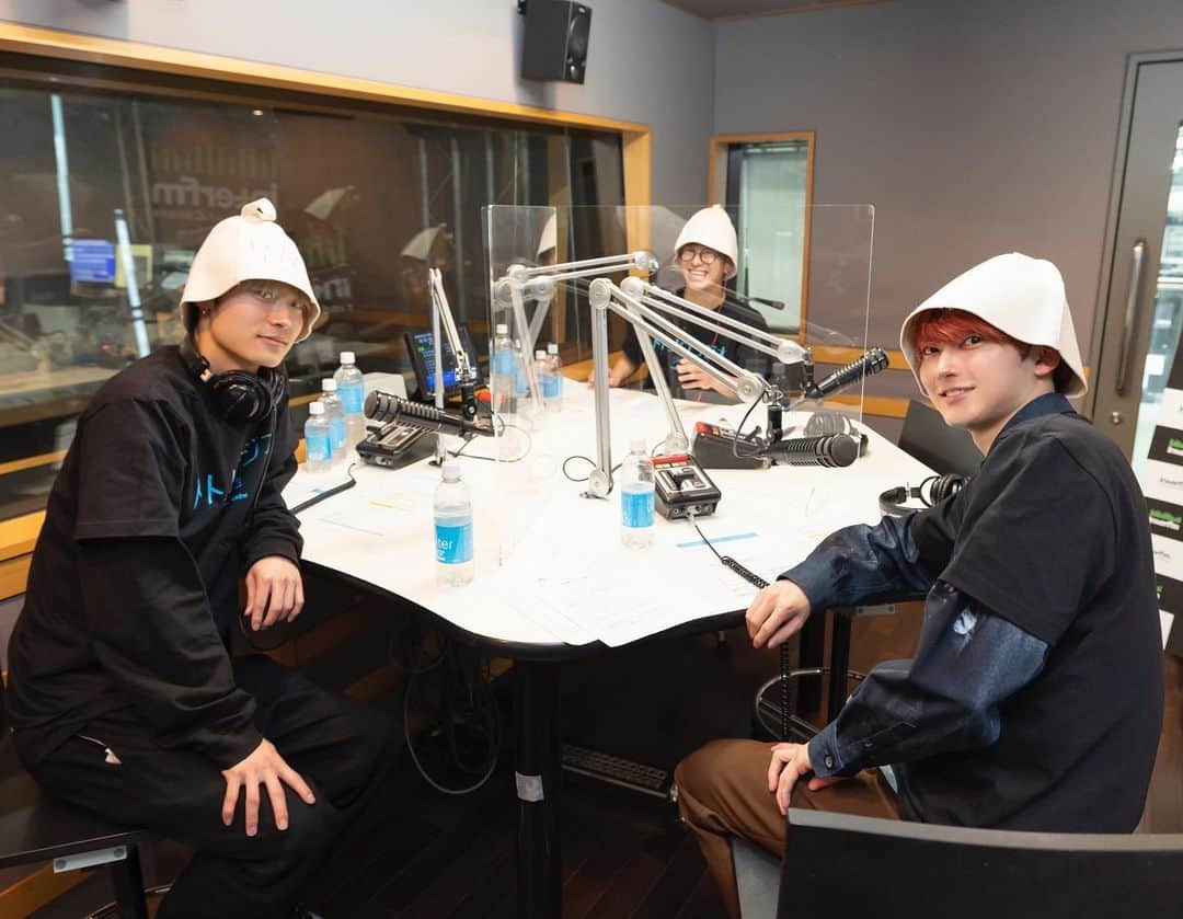 InterFM897さんのインスタグラム写真 - (InterFM897Instagram)「Mon. pm20:30‐21:00 #イオンウォーター presents トトノウラジオ DJ:田邊駿一（@bluenvo）  忙しい現代においての究極のリラックス方法=「ととのう」方法を、ゲストとともに探求する期間限定のSPプログラム。   3/6(月) のOAでは、先週に引き続き、超特急（@bullettrain8）のユーキ（@happy_yuki05）さん、アロハ （@aloha_1026_）さんが登場‼️  それぞれが思い描く「理想のサウナ施設」を披露いただきました。2人の手書きのサウナ施設図面はinterfmのHPやTwitterにアップしていますのでぜひチェックを！  さらに、リスナーのお悩み相談には、自分らしくいよう！という力強いメッセージとともに熱波を送っていただきました🔥   放送しきれなかったゲストトークは、interfmのYouTubeで期間限定アーカイブ配信中！   ユーキさんとアロハさんの直筆サイン入り 番組オリジナル サウナハット＆ステッカーに加え、ポカリスエット イオンウォーター900ml 12本セットが当たるプレゼントキャンペーンもinterfmオフィシャルTwitterアカウントで実施中です♪ みなさまからのご応募、お待ちしております！   #トトラジ #interfm #サウナ #ととのい #超特急 #ユーキ #アロハ #イオンウォーター #プレゼント #不感温浴 #ゲーミングスペース #寄せ集めサウナ #熱波 #アウフグース #田邊駿一 #BLUE_ENCOUNT」3月6日 22時03分 - interfm897