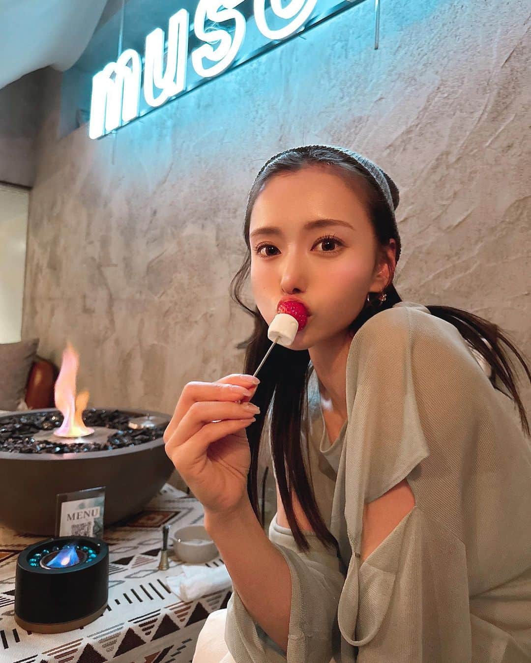 引地裕美のインスタグラム：「🫖🍓🍪🌃  焼きマシュマロ🤍🔥 何回やってもマシュマロびよーんって出来なかった🌙  #みんちゃんカフェ巡り ☕️#恵比寿カフェ #夜カフェ  #ゆうみ服 🧺#ニット帽 #春コーデ  #ヘアアレンジ #hairarrange #UMine #japan #옷스타그램 #데일리룩 #코디스타그램 #每日穿搭 #일본 #얼스타그램 #照片 #粉我 #japanesegirl」