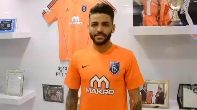 のインスタグラム：「Başakşehir ile geçirdiğim unutulmaz 6 yıllık süreçte benimle inanılmaz anlar paylaşan herkesi bilgilenmek isterim. Karşılıklı yapmış olduğumuz anlaşma ile yollarımız ayrılmıştır. Bu sürecin iki taraf için de hayırlısı olacağı kanaatindeyiz .  Elde ettiğimiz birçok başarı ve hatıralar var. Birlikte yaşadığımız her şey için hepinize teşekkür ederim. Mutlu ya da hüzünlü hiç farketmez, önemli olan her saniyeyi birlikte yaşamış olmaktır. Burada yaşadıklarım her zaman benim tarafımdan hatırlanacak ve herkes hayatımın geri kalanında güzel anılarımda yer alacak. Umarım herkes için hayırlısı olur.   Bu küçük aileyi hiç unutmayacağım. Kardeşiniz JR.ÇAİÇARA dan hepinize bol şanslar. Hepinizi öpüyorum.」