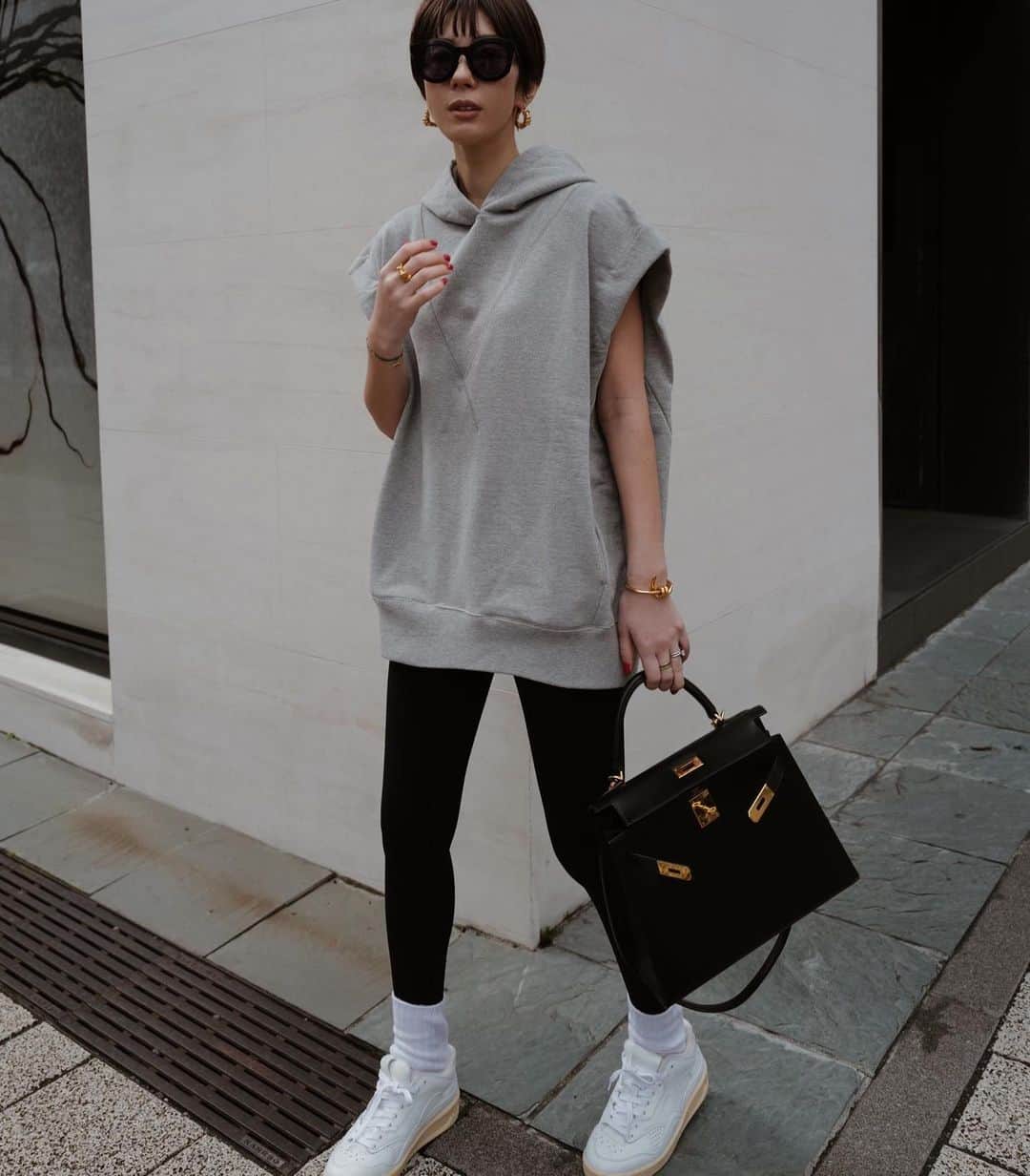 正中雅子のインスタグラム：「sweat×leggings👟♡  スウェットフーディーは、ゆったりだから レギンスとか細身のパンツも好相性🫶  1枚でかっこいいフーディーだから シンプルにこんな感じもすき🫰🏻  3.7 TUE 12:00 in stock  #MACHATT #masaco服」