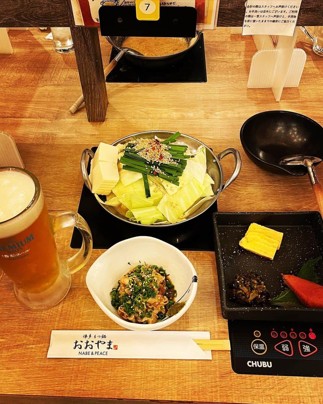 中島静佳さんのインスタグラム写真 - (中島静佳Instagram)「夕方、東京を出て博多へ。 とんこつラーメンをサクッと食べてホテルへ向かおうと思ったら、ラーメン屋さんは行列💦 幸いにも、近くの一人鍋できるお店はすんなり入れて、人生初！一人もつ鍋でした😊  3ヶ月くらい前に来た時にもつ鍋を食べそびれたので、リベンジできて嬉しい✨ お腹いっぱいになってホテルに到着！  仕事の準備をして寝ます。 お休みなさい。 #一人もつ鍋#博多グルメ」3月6日 22時09分 - shizuka617nakajima