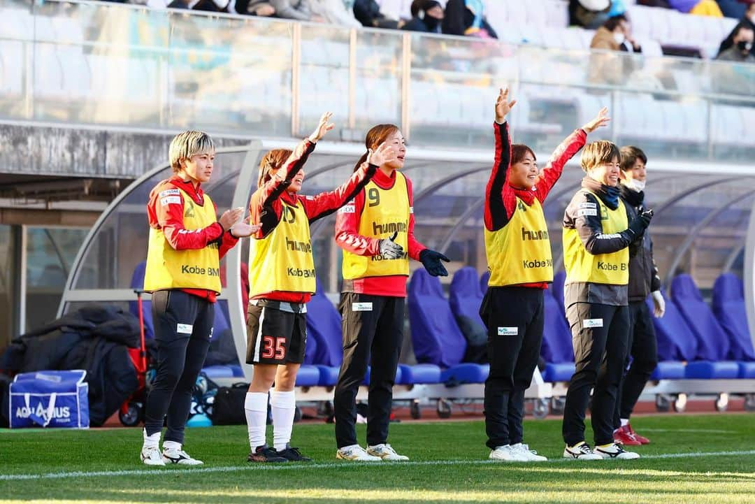 武仲麗依さんのインスタグラム写真 - (武仲麗依Instagram)「WEリーグ後半戦再開⚽️ 難しい試合になるのはわかっていましたが 最後まで諦めずに戦った結果 2-1で勝つことができました😊 りこのWEリーグデビュー戦で 初ゴールもカッコ良いし、 めぐさんの終了間際も鳥肌ものでした!! みんなほんまにナイスプレー✌️  私自身、今シーズン初めてメンバーに入りました。 いろいろありましたがやっと 皆さんの前でウォーミングアップだけでも 動いてるところが見せれて 一歩進めたなって感じてます。 まだまだ自分の中でぎこちない部分がありますが これからどんどん取り除けて行けたらいいなと思います。  来週は再開後初のホーム戦🏟 引き続き応援よろしくお願いします🙇‍♀️  #INAC神戸」3月6日 22時21分 - tknkrei18