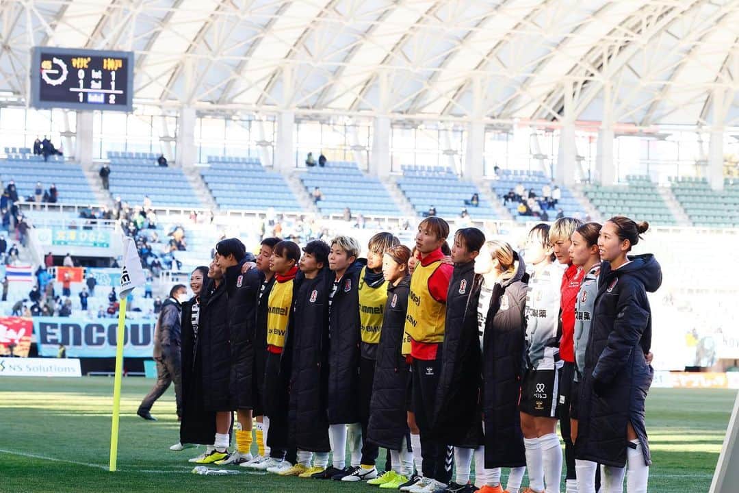 のインスタグラム：「WEリーグ後半戦再開⚽️ 難しい試合になるのはわかっていましたが 最後まで諦めずに戦った結果 2-1で勝つことができました😊 りこのWEリーグデビュー戦で 初ゴールもカッコ良いし、 めぐさんの終了間際も鳥肌ものでした!! みんなほんまにナイスプレー✌️  私自身、今シーズン初めてメンバーに入りました。 いろいろありましたがやっと 皆さんの前でウォーミングアップだけでも 動いてるところが見せれて 一歩進めたなって感じてます。 まだまだ自分の中でぎこちない部分がありますが これからどんどん取り除けて行けたらいいなと思います。  来週は再開後初のホーム戦🏟 引き続き応援よろしくお願いします🙇‍♀️  #INAC神戸」