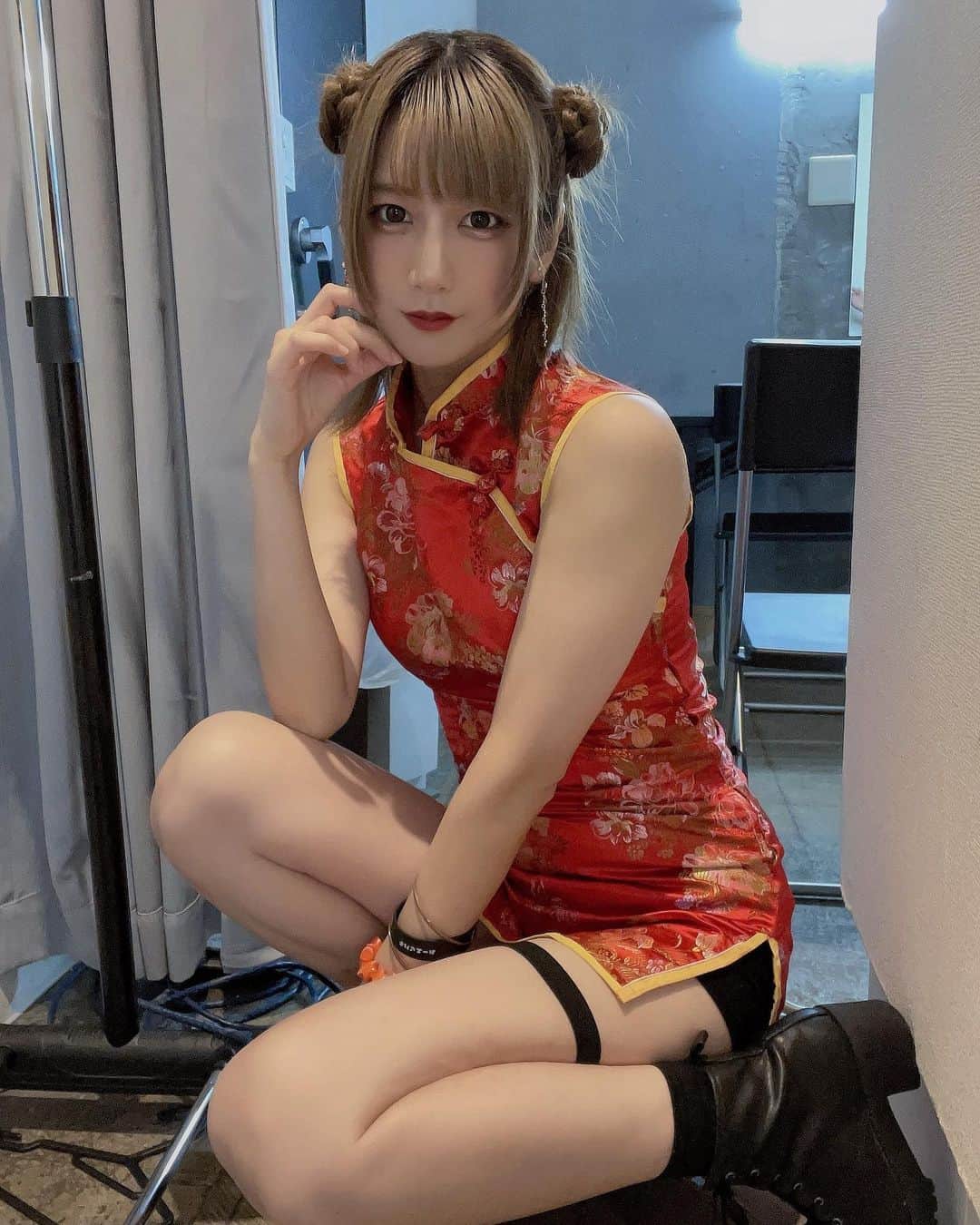美羽えりのインスタグラム：「真顔だと強そうでしょ🏋🏻‍♂️🌟 . #チャイナドレス  #コスプレ #ガーターベルト #脚フェチ #お団子ヘア  #chinadress #cosplay #cosplaygirl  . こちらはソロライブのお写真📸 美羽の虜になっチャイナ🐼🇨🇳💖 #ライブアイドル #撮影会モデル #コスプレイヤー」