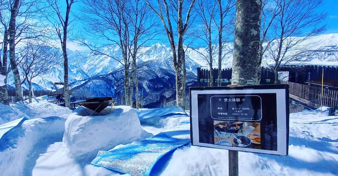 のインスタグラム：「白馬岩岳絶景焚き火体験！ スモア体験のできる焚き火コーナーがブランコや北アルプス一望できるエリアに移動しました！おしゃれな【雪のベンチ】も新設⭐3月も始まったばかりですが快晴続きの岩岳に是非遊びに来てください‼️」