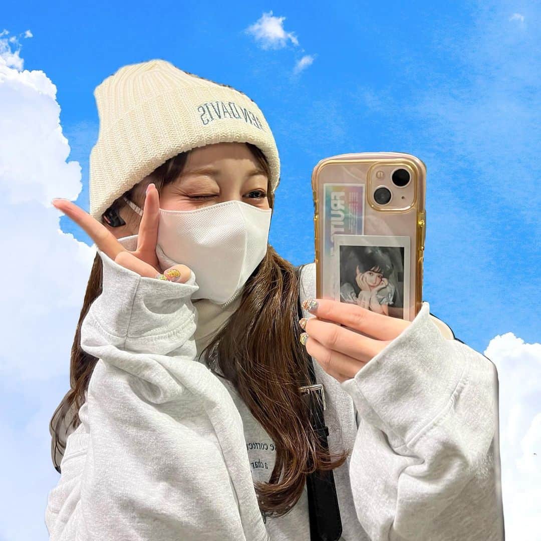 宮坂杏のインスタグラム：「わはは〜！大好きな櫻井優衣ちゃん生誕グッズを身にまとってご満悦のオタみやち！🐸💚 実はこのニット帽当日に買ったんだけど、優衣ちゃんがニット帽被ってるの見てかあいい〜〜〜！ってなったので真似っ子しちゃった☺️🫶🏻 . 推し様、尊い。 . . #櫻井優衣 #櫻井優衣生誕祭2023 #fruitszipper #ふるっぱー #推しのいる生活 #bendavis #ニット帽 #トレーナー女子 #ロングブーツ」